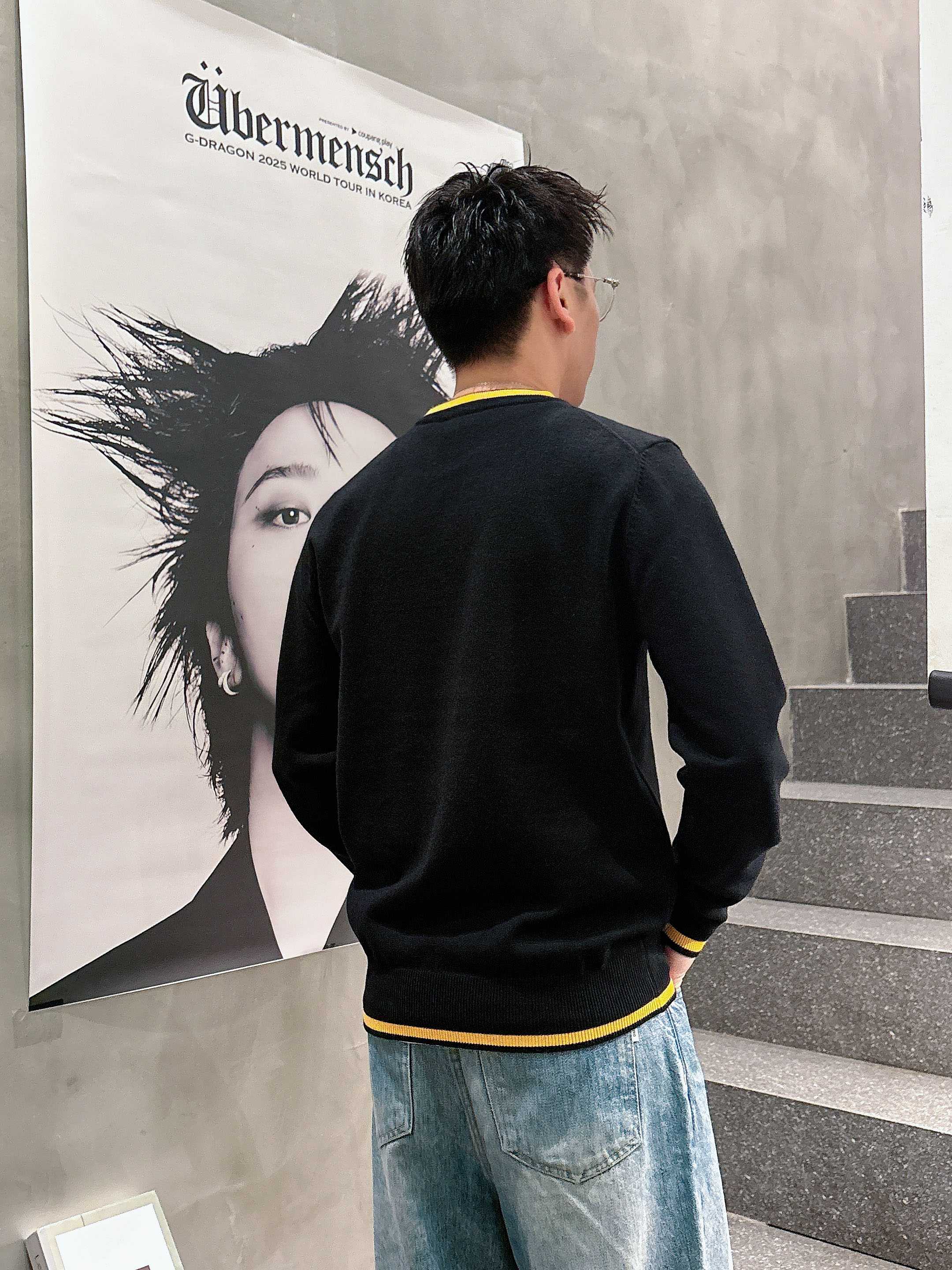 · 芬迪Fendi 2025官网秋冬季最新款圆领毛衣，专柜同步在售爆款！特供羊毛混纺面料.手感舒适.可直