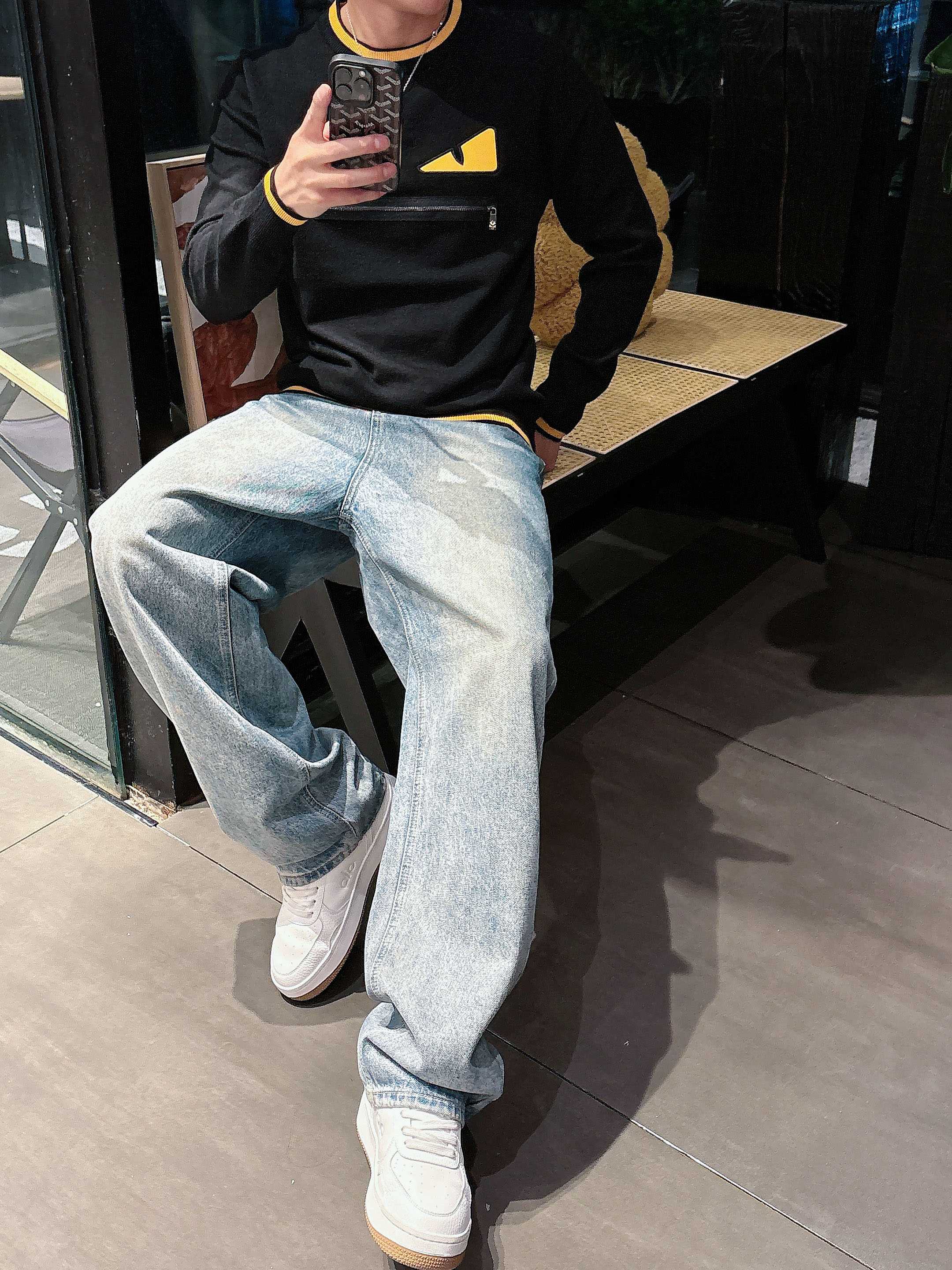 · 芬迪Fendi 2025官网秋冬季最新款圆领毛衣，专柜同步在售爆款！特供羊毛混纺面料.手感舒适.可直