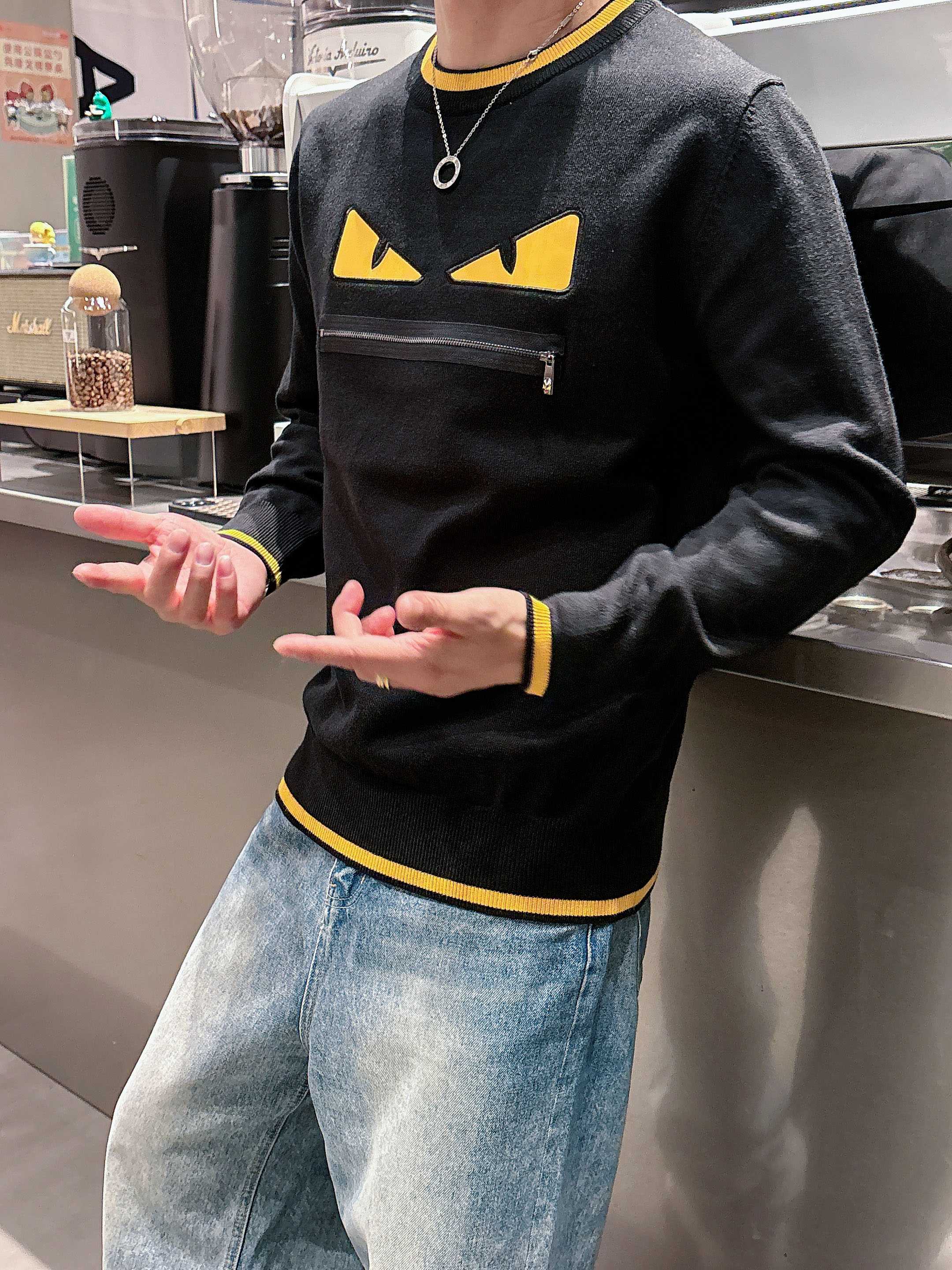 · 芬迪Fendi 2025官网秋冬季最新款圆领毛衣，专柜同步在售爆款！特供羊毛混纺面料.手感舒适.可直