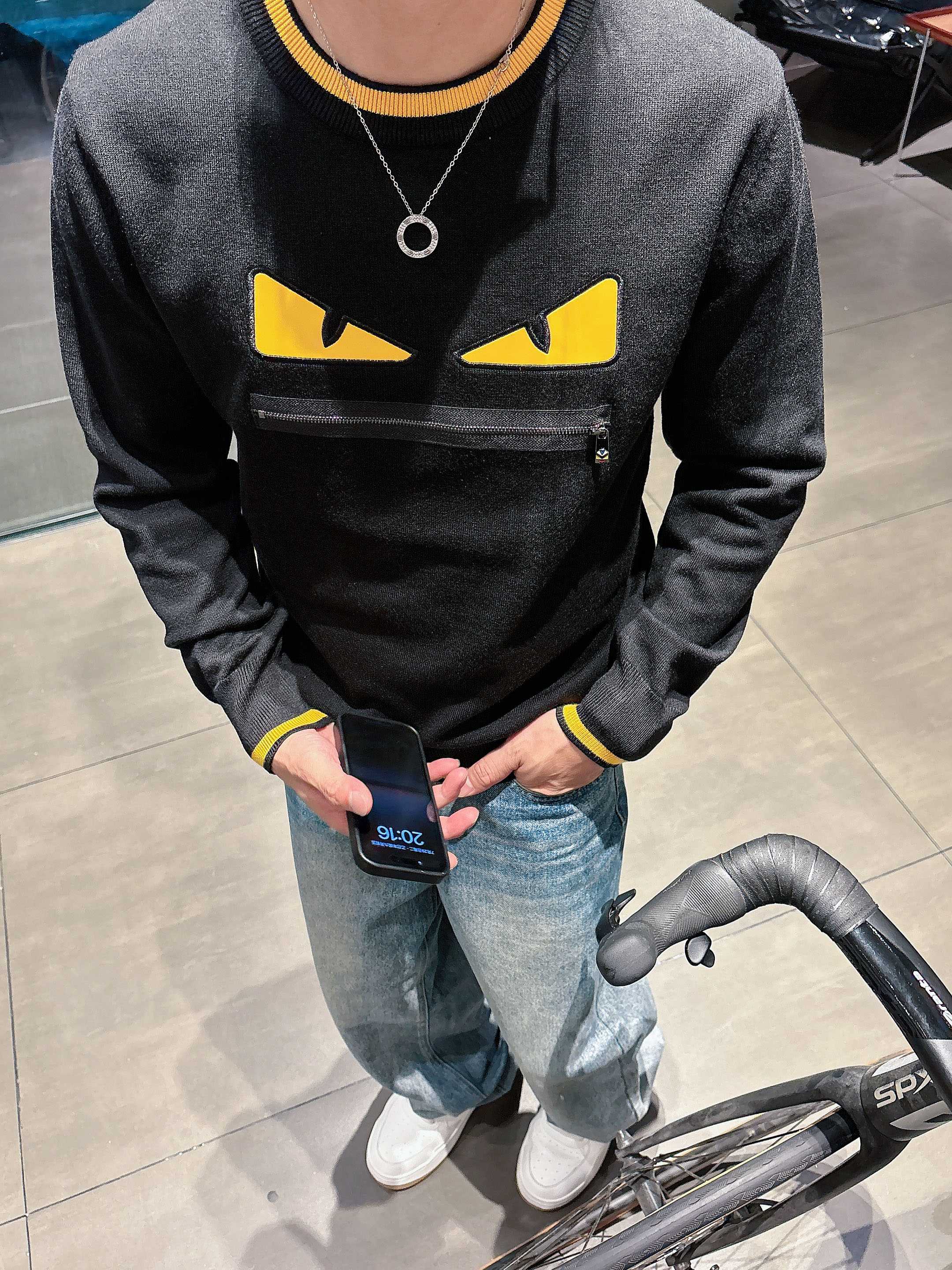 · 芬迪Fendi 2025官网秋冬季最新款圆领毛衣，专柜同步在售爆款！特供羊毛混纺面料.手感舒适.可直