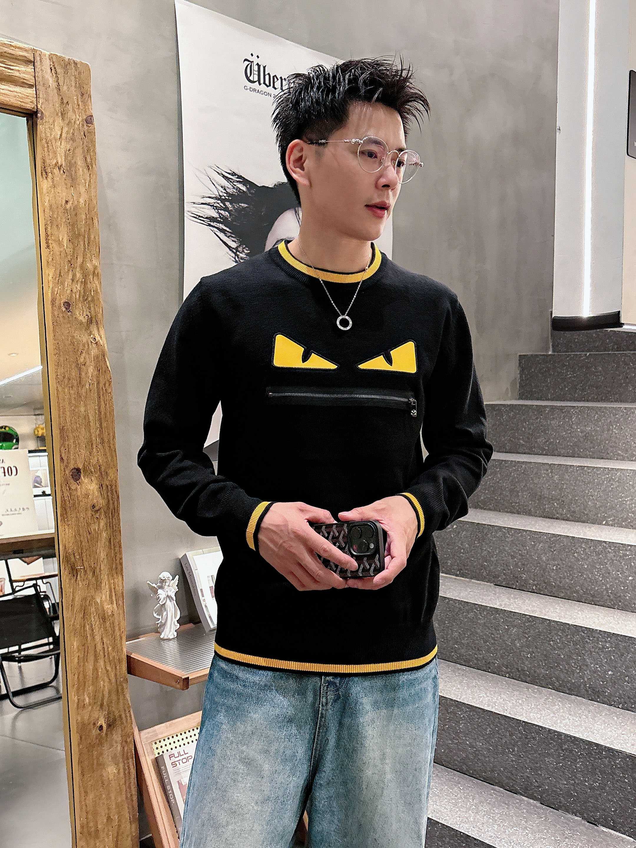 · 芬迪Fendi 2025官网秋冬季最新款圆领毛衣，专柜同步在售爆款！特供羊毛混纺面料.手感舒适.可直