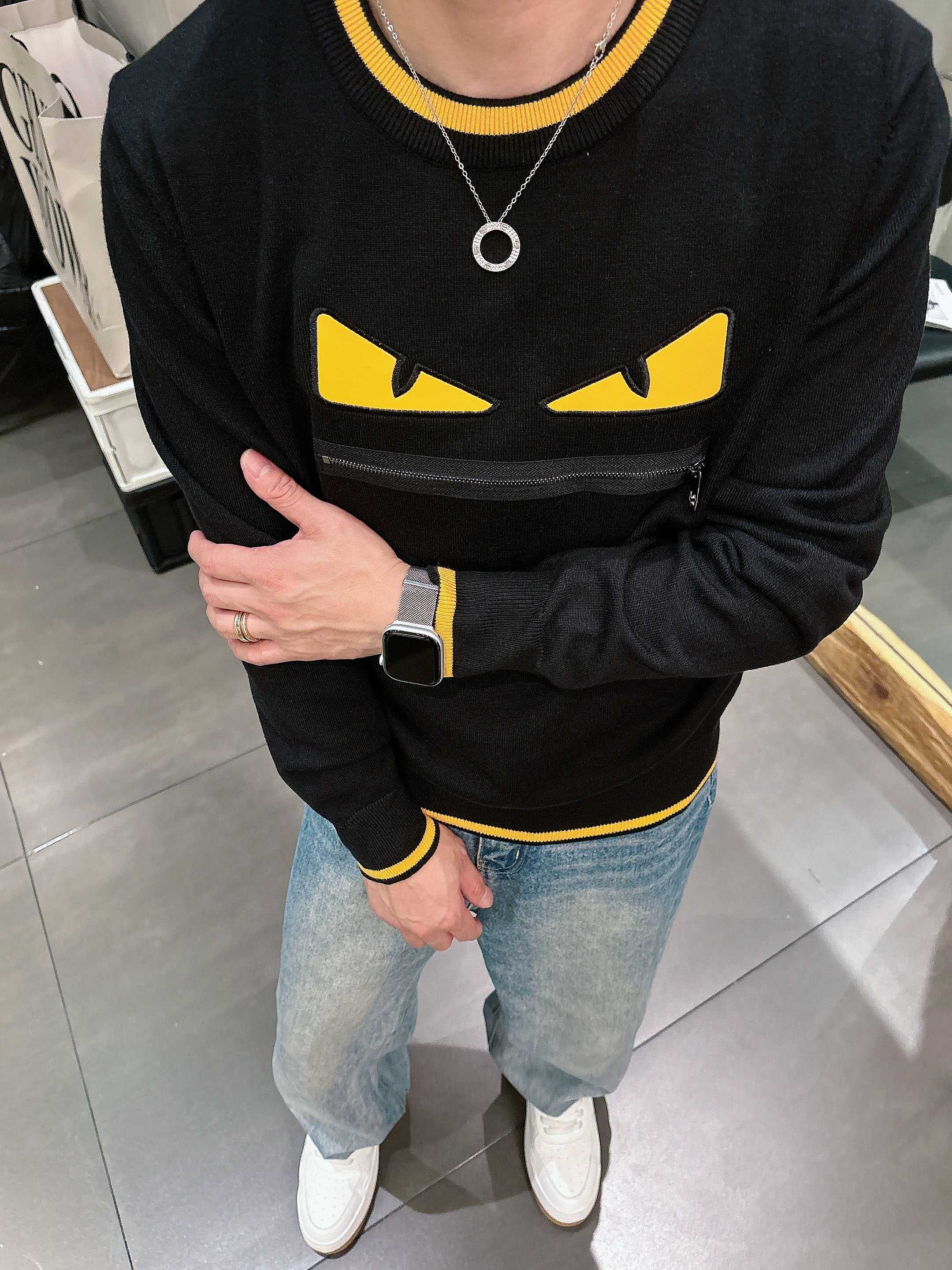 · 芬迪Fendi 2025官网秋冬季最新款圆领毛衣，专柜同步在售爆款！特供羊毛混纺面料.手感舒适.可直