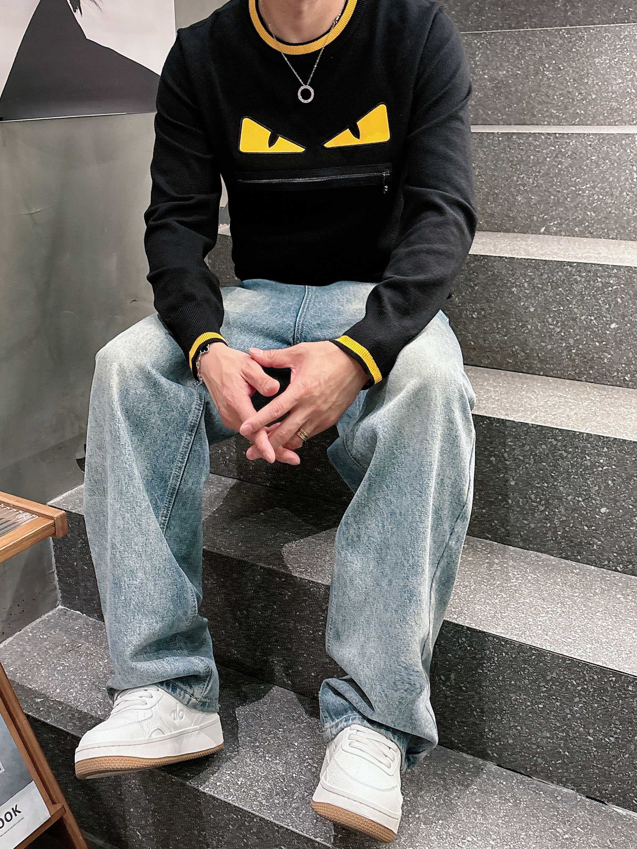 · 芬迪Fendi 2025官网秋冬季最新款圆领毛衣，专柜同步在售爆款！特供羊毛混纺面料.手感舒适.可直