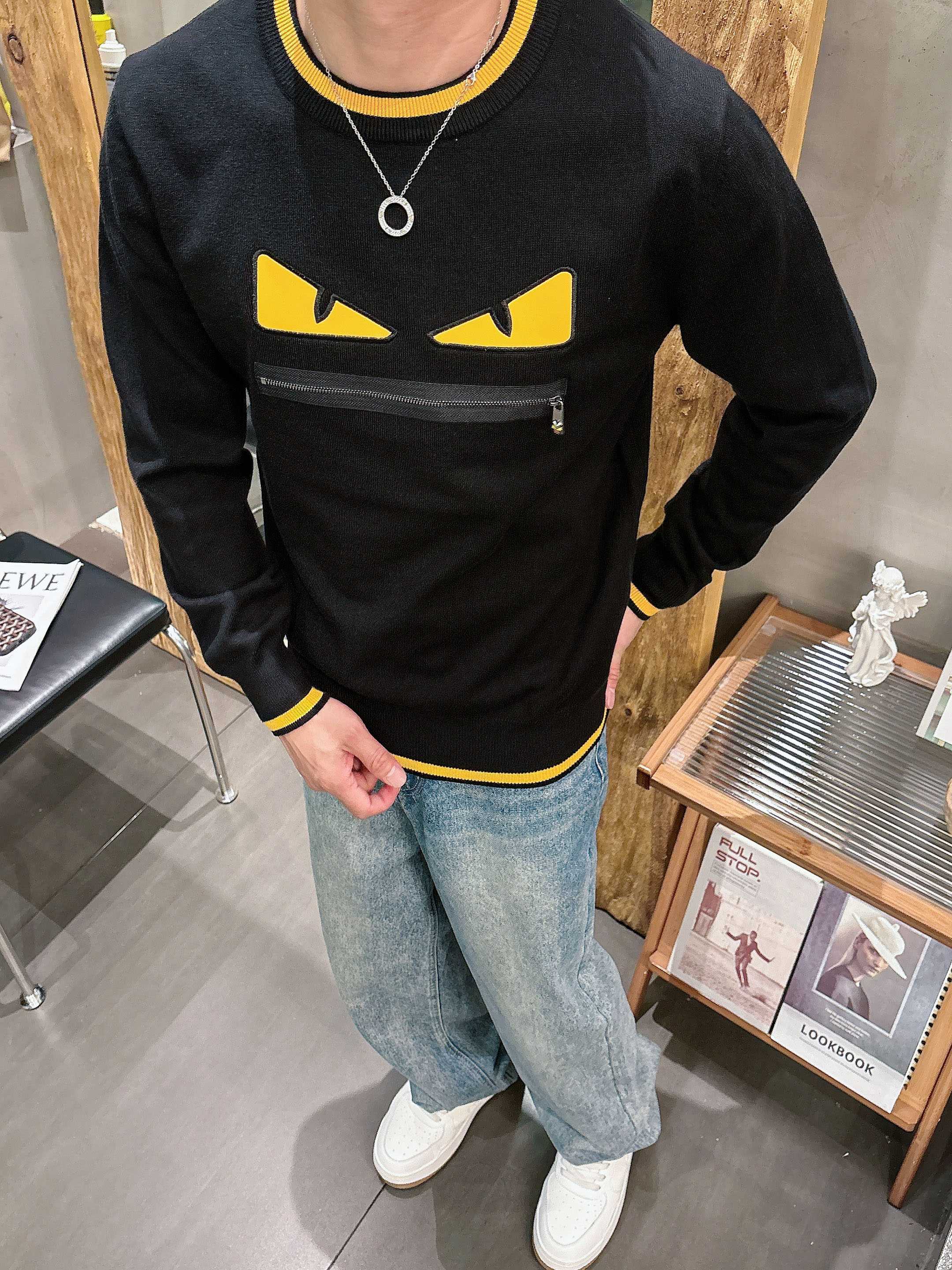 · 芬迪Fendi 2025官网秋冬季最新款圆领毛衣，专柜同步在售爆款！特供羊毛混纺面料.手感舒适.可直