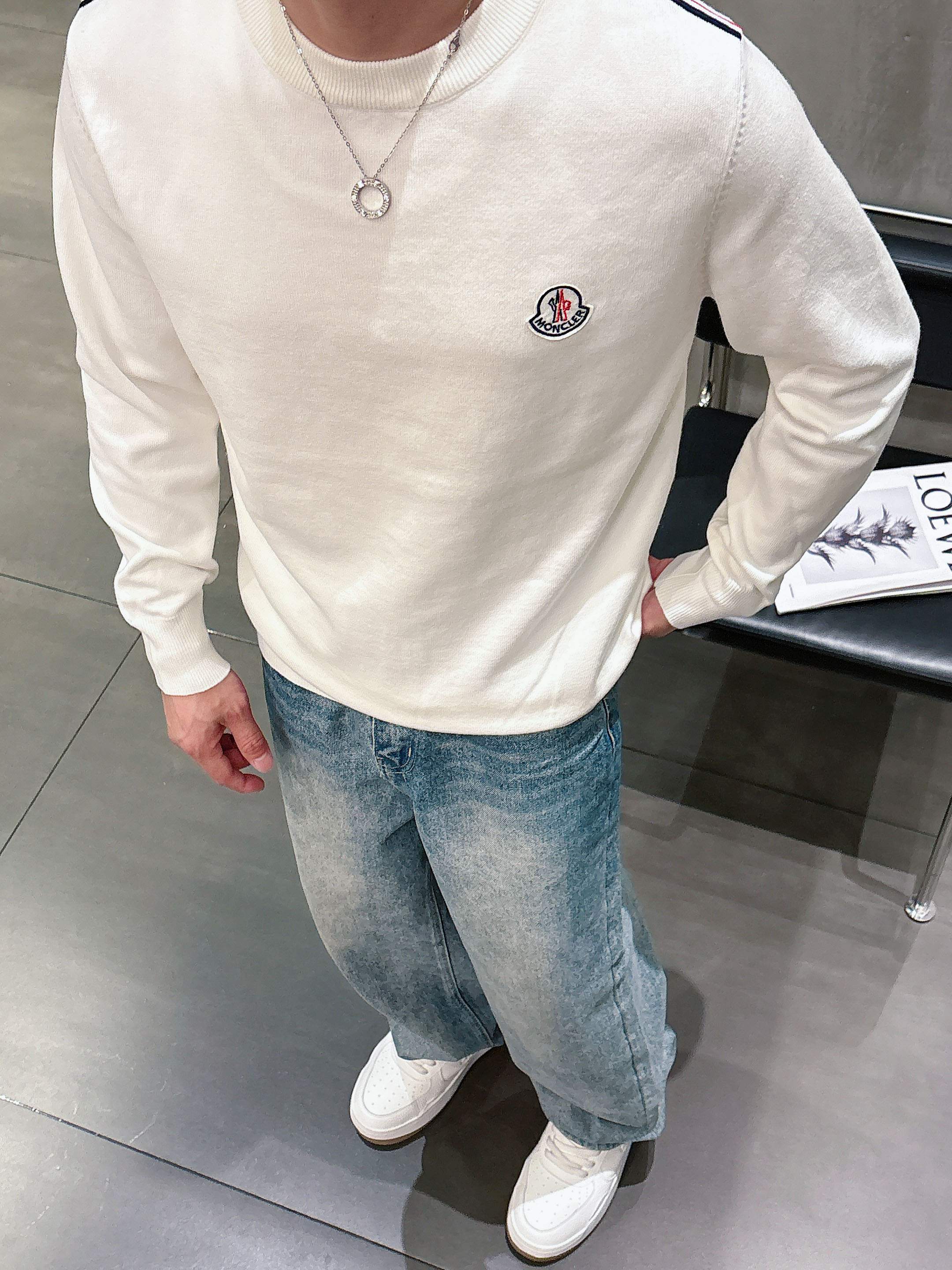 · 蒙口Moncler 2025官网秋冬季最新款圆领毛衣，专柜同步在售爆款！特供羊毛混纺面料.手感舒适.