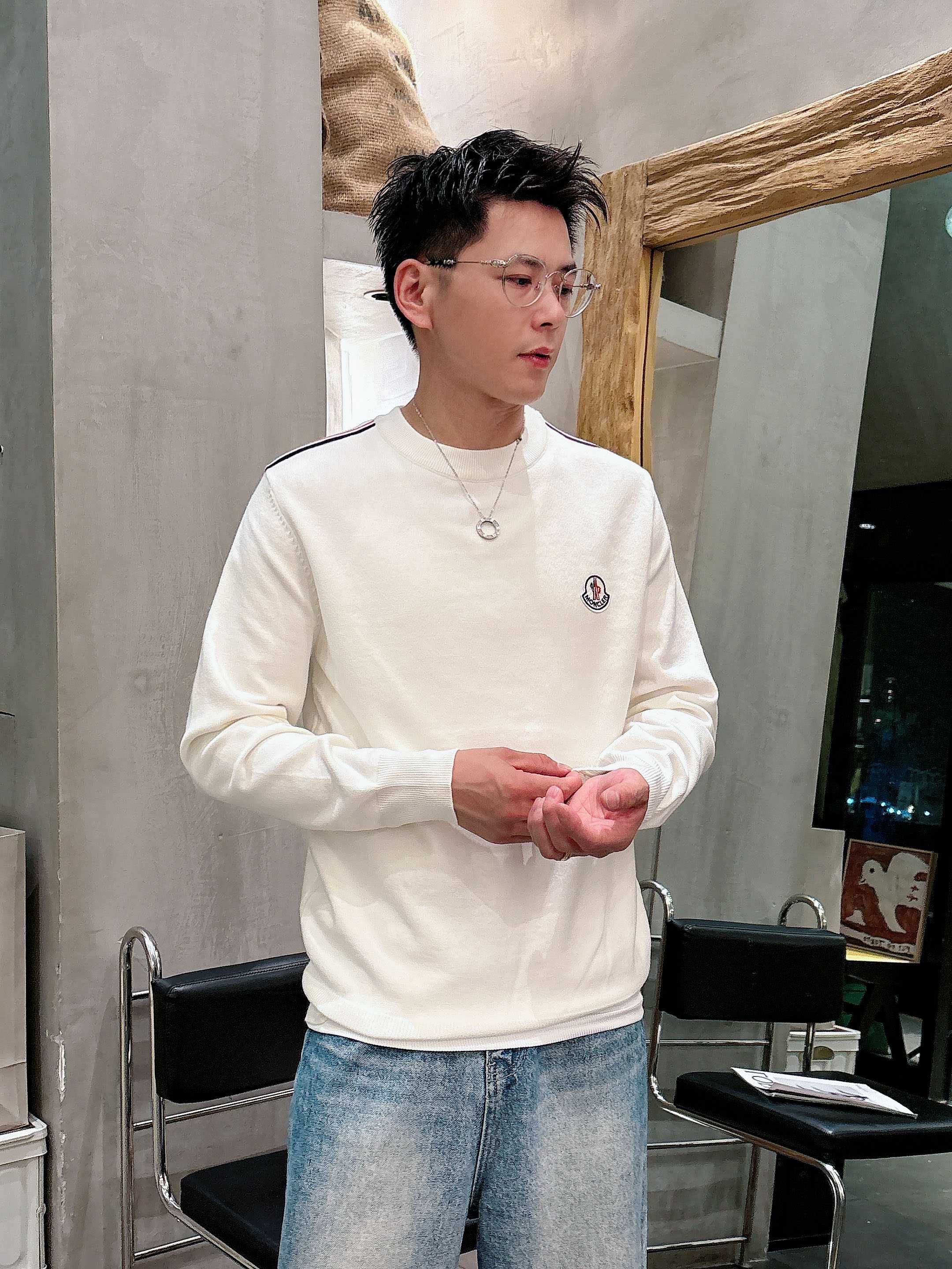 · 蒙口Moncler 2025官网秋冬季最新款圆领毛衣，专柜同步在售爆款！特供羊毛混纺面料.手感舒适.