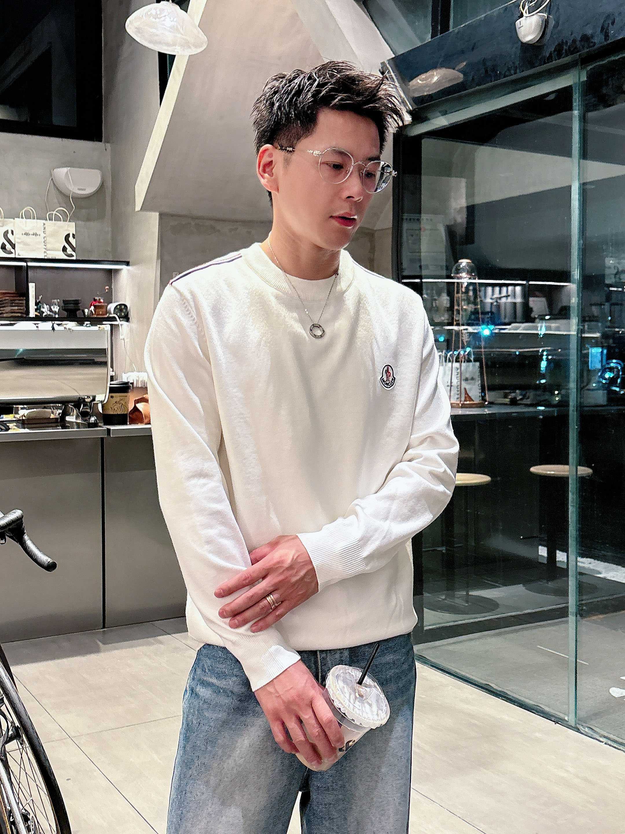 · 蒙口Moncler 2025官网秋冬季最新款圆领毛衣，专柜同步在售爆款！特供羊毛混纺面料.手感舒适.