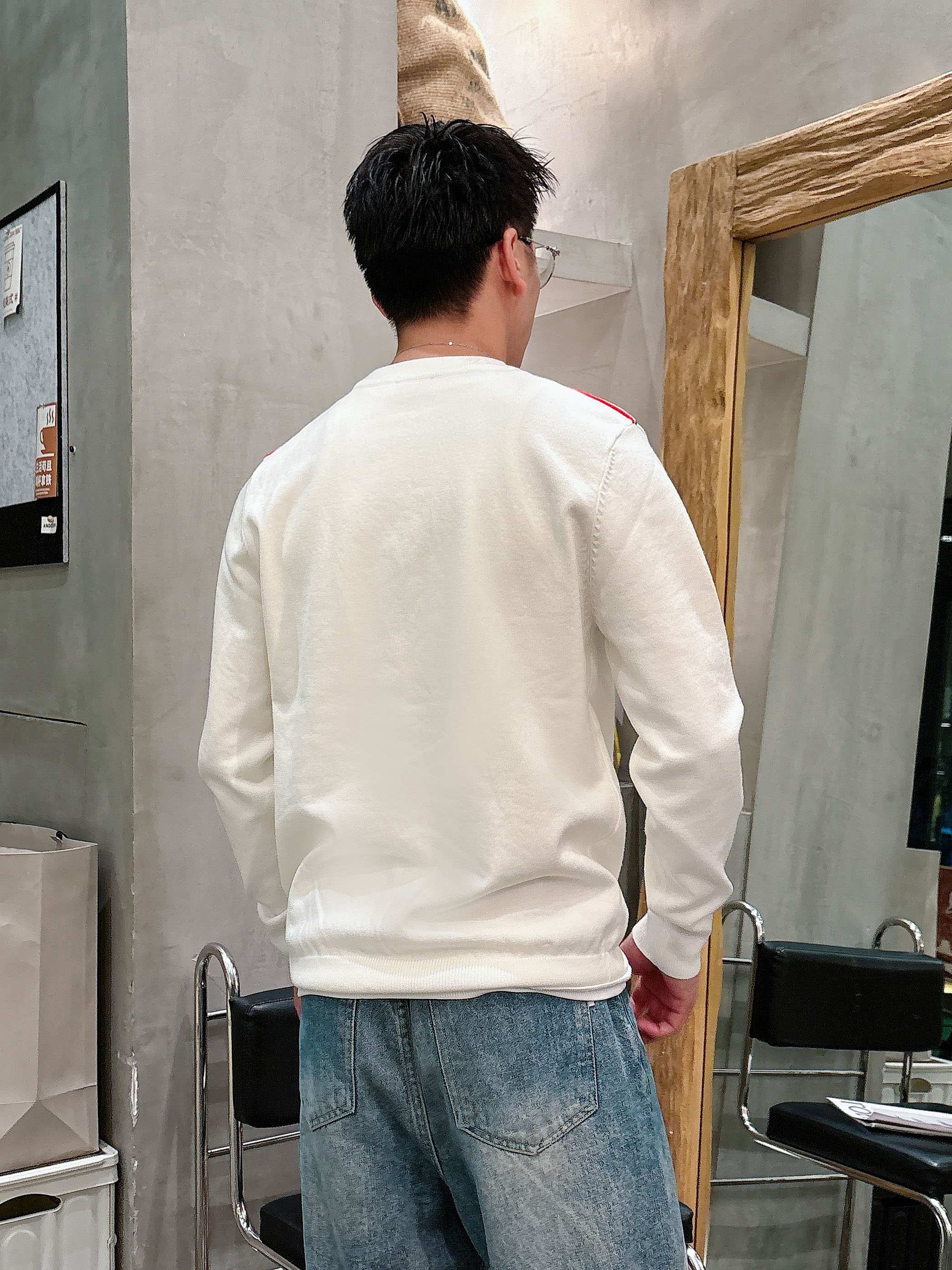 · 蒙口Moncler 2025官网秋冬季最新款圆领毛衣，专柜同步在售爆款！特供羊毛混纺面料.手感舒适.