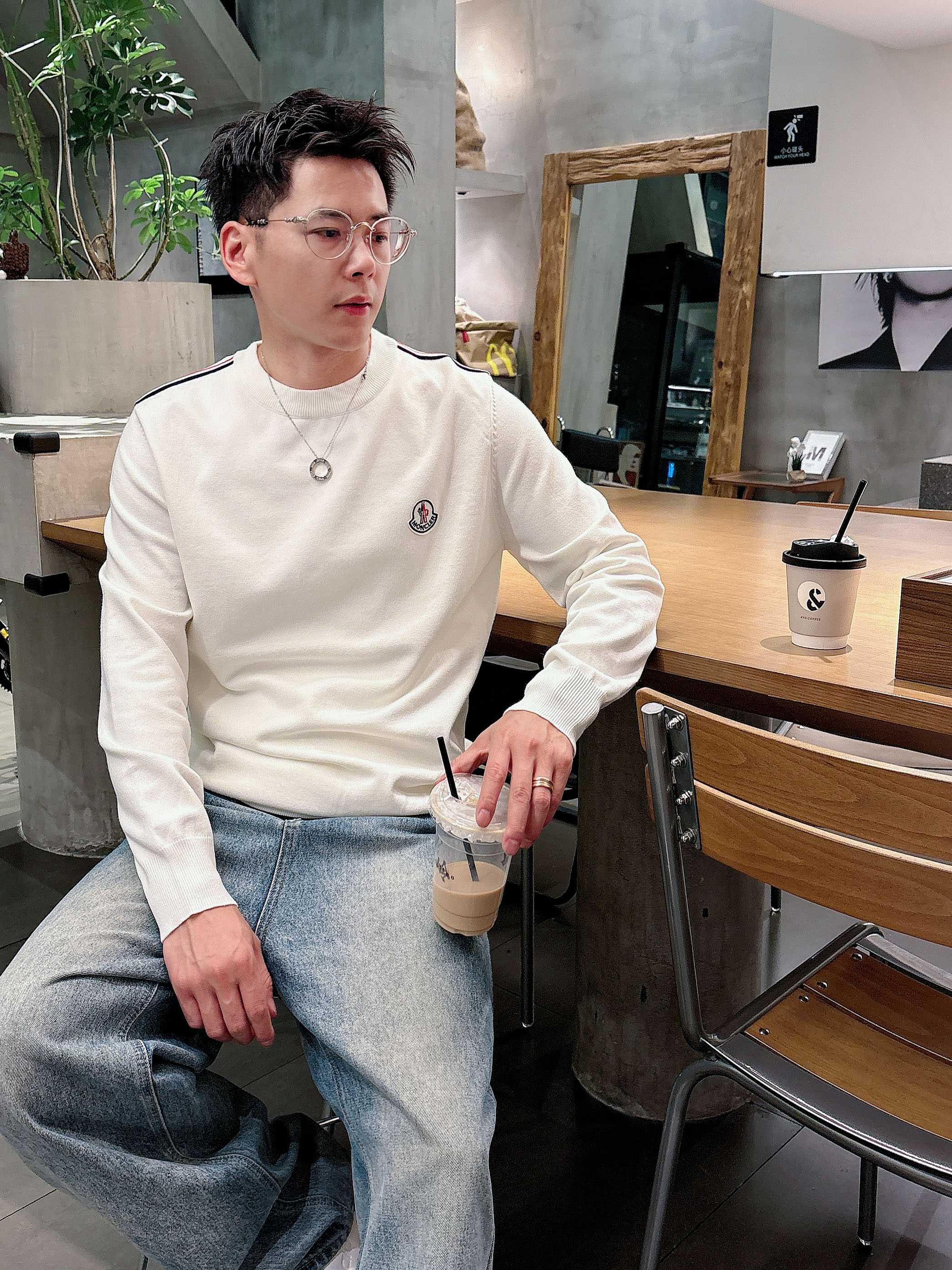 · 蒙口Moncler 2025官网秋冬季最新款圆领毛衣，专柜同步在售爆款！特供羊毛混纺面料.手感舒适.