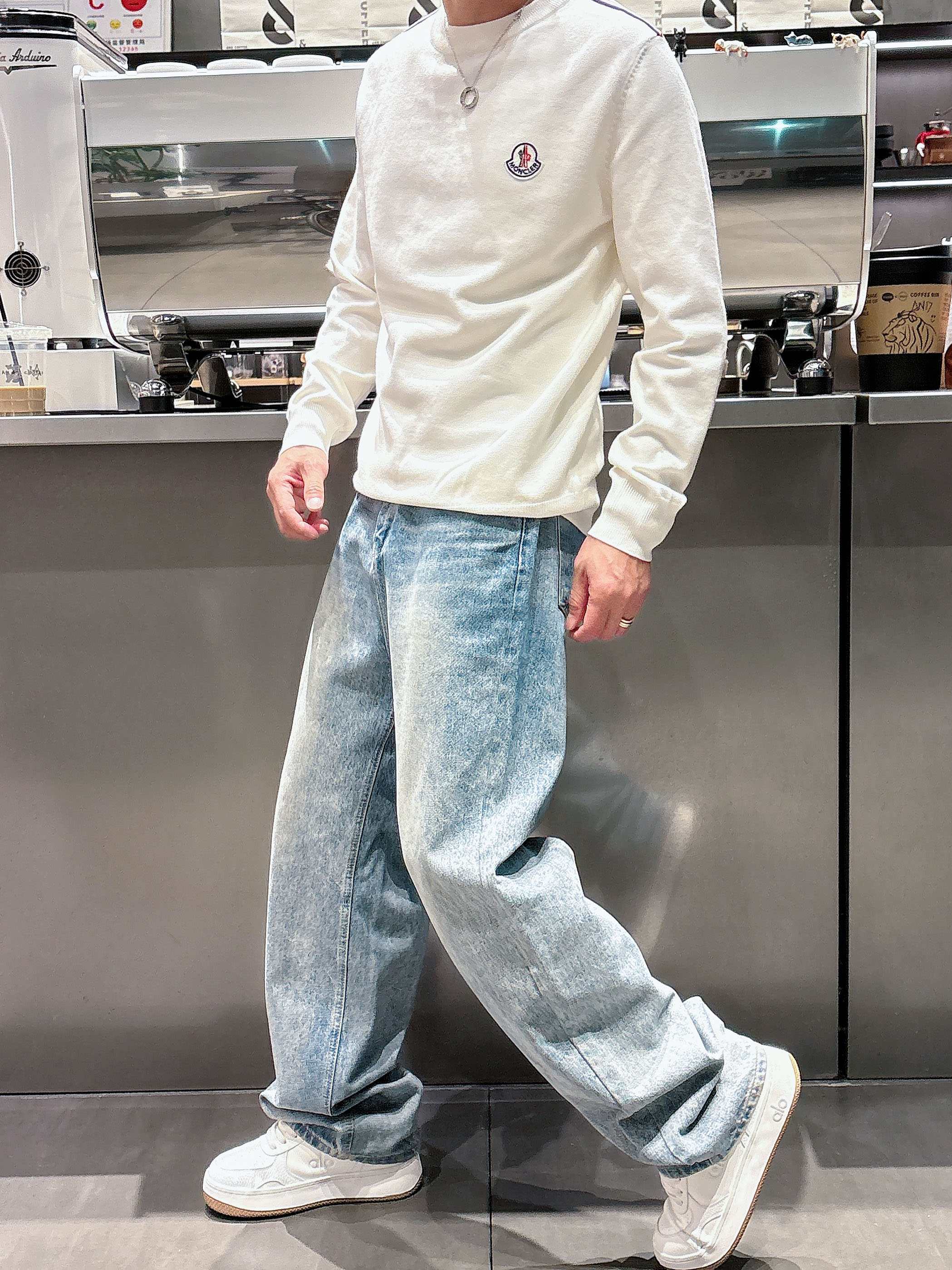 · 蒙口Moncler 2025官网秋冬季最新款圆领毛衣，专柜同步在售爆款！特供羊毛混纺面料.手感舒适.