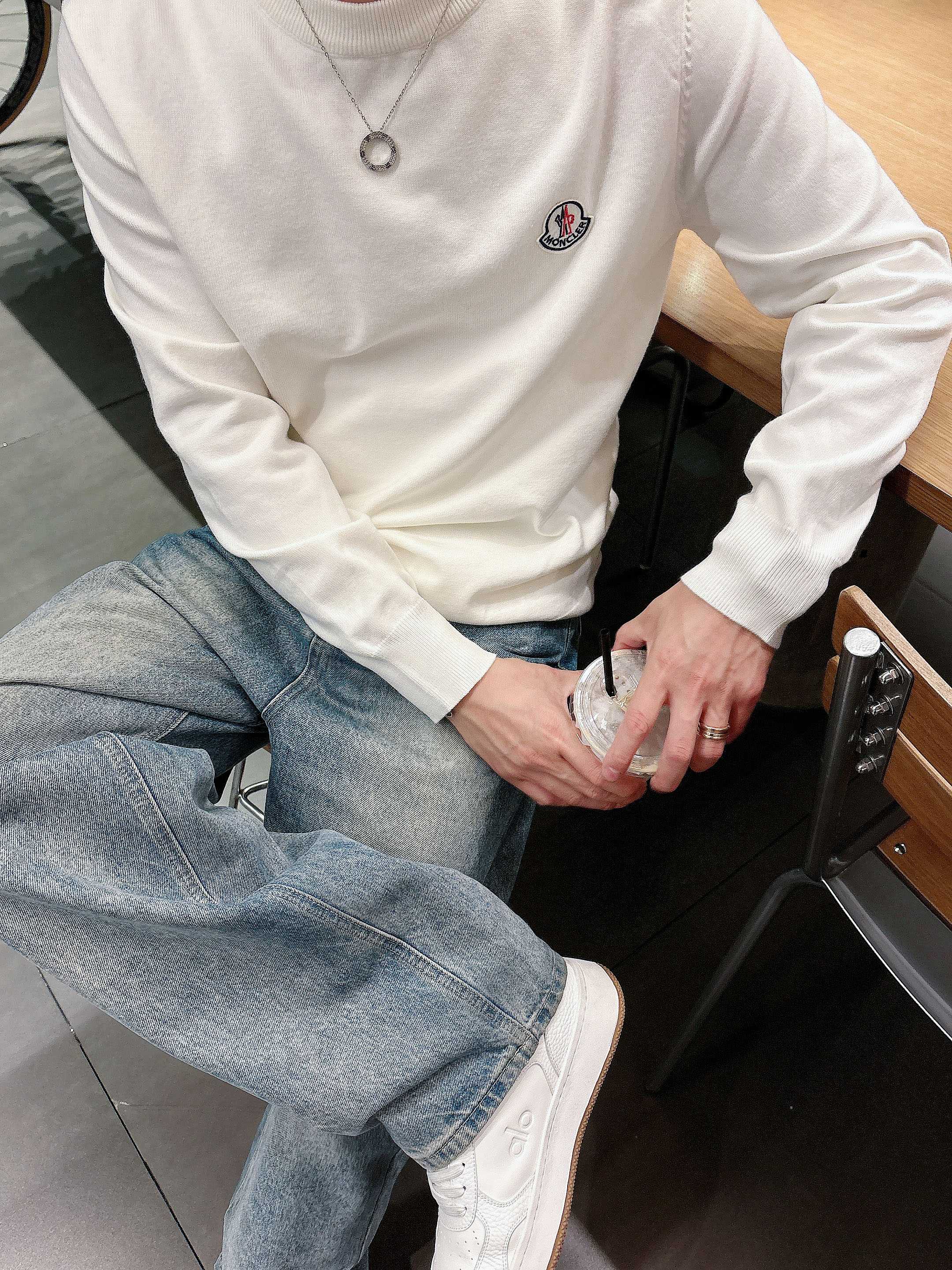 · 蒙口Moncler 2025官网秋冬季最新款圆领毛衣，专柜同步在售爆款！特供羊毛混纺面料.手感舒适.