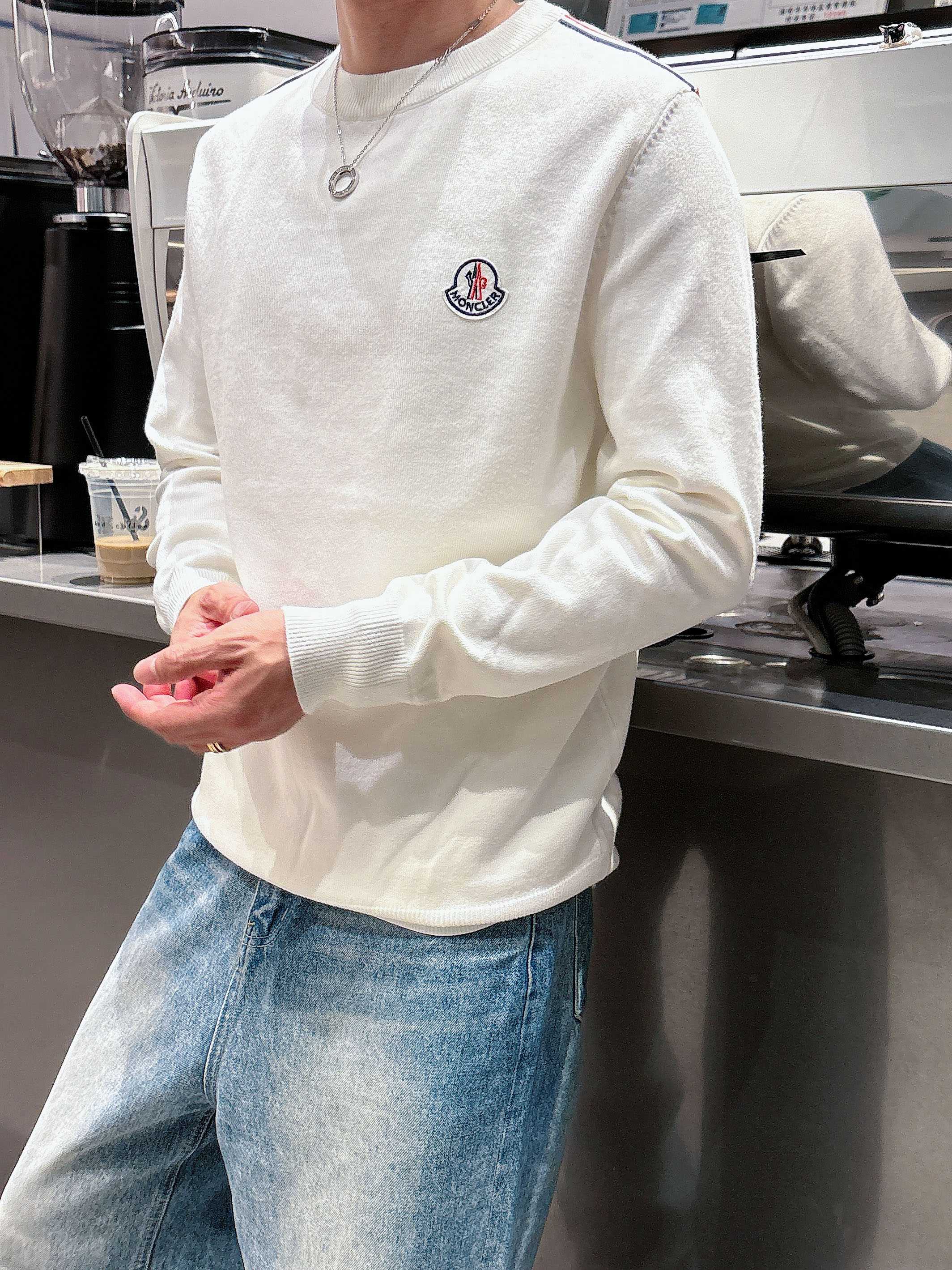 · 蒙口Moncler 2025官网秋冬季最新款圆领毛衣，专柜同步在售爆款！特供羊毛混纺面料.手感舒适.