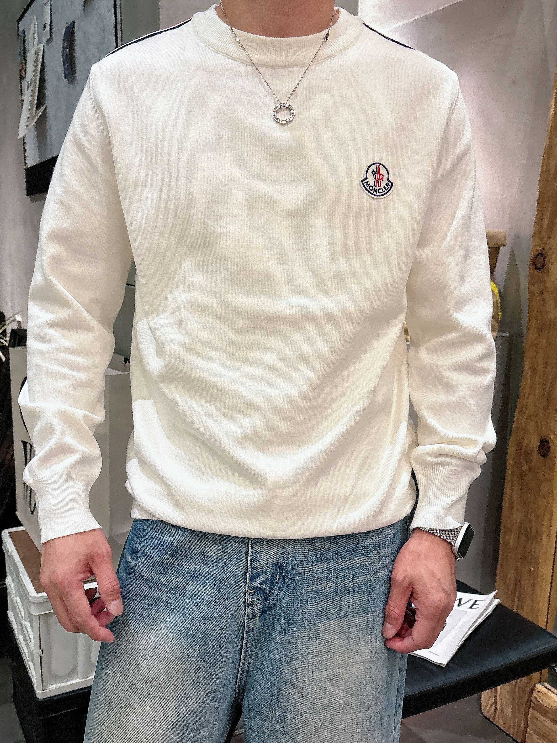 · 蒙口Moncler 2025官网秋冬季最新款圆领毛衣，专柜同步在售爆款！特供羊毛混纺面料.手感舒适.