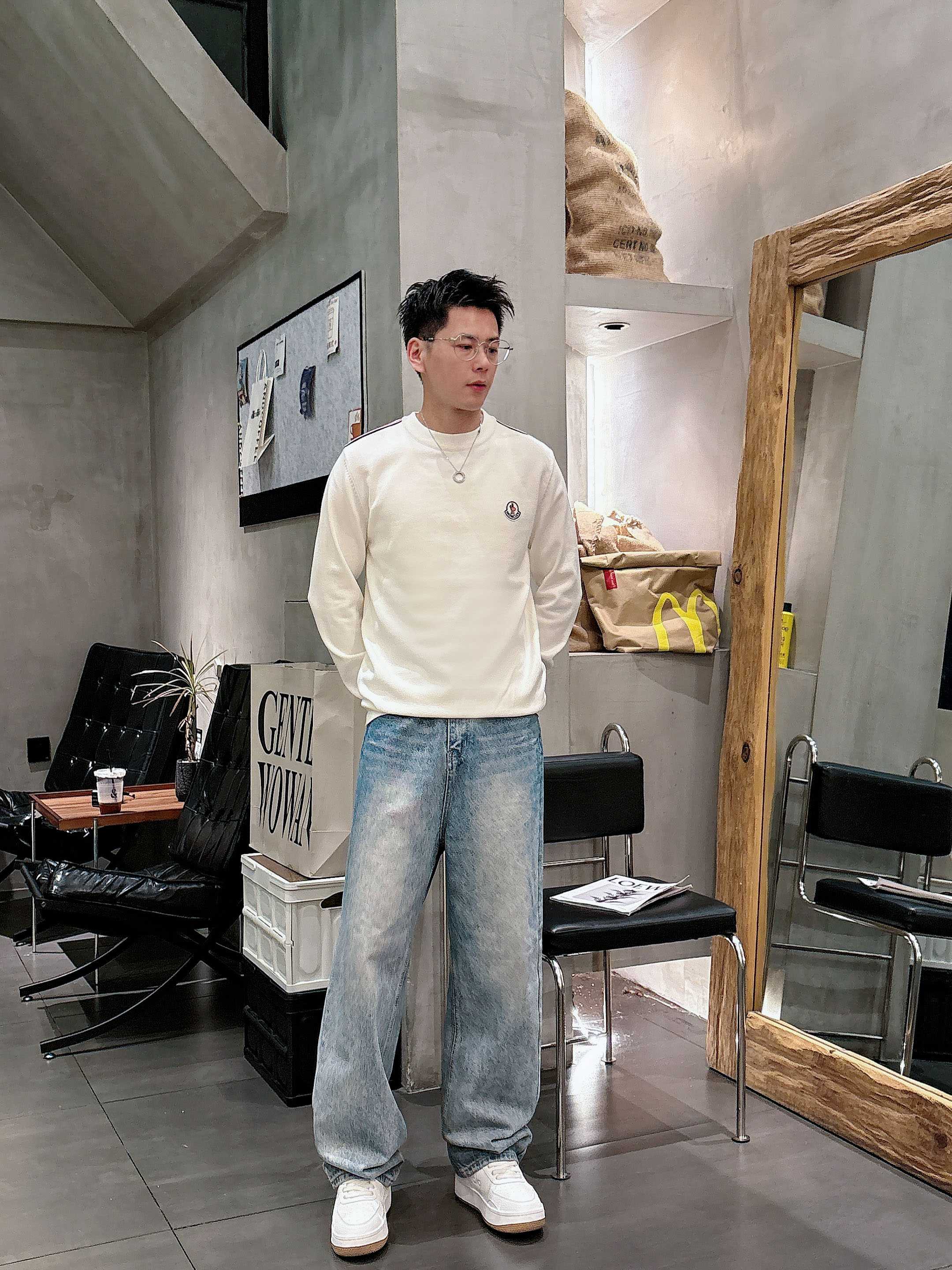 · 蒙口Moncler 2025官网秋冬季最新款圆领毛衣，专柜同步在售爆款！特供羊毛混纺面料.手感舒适.