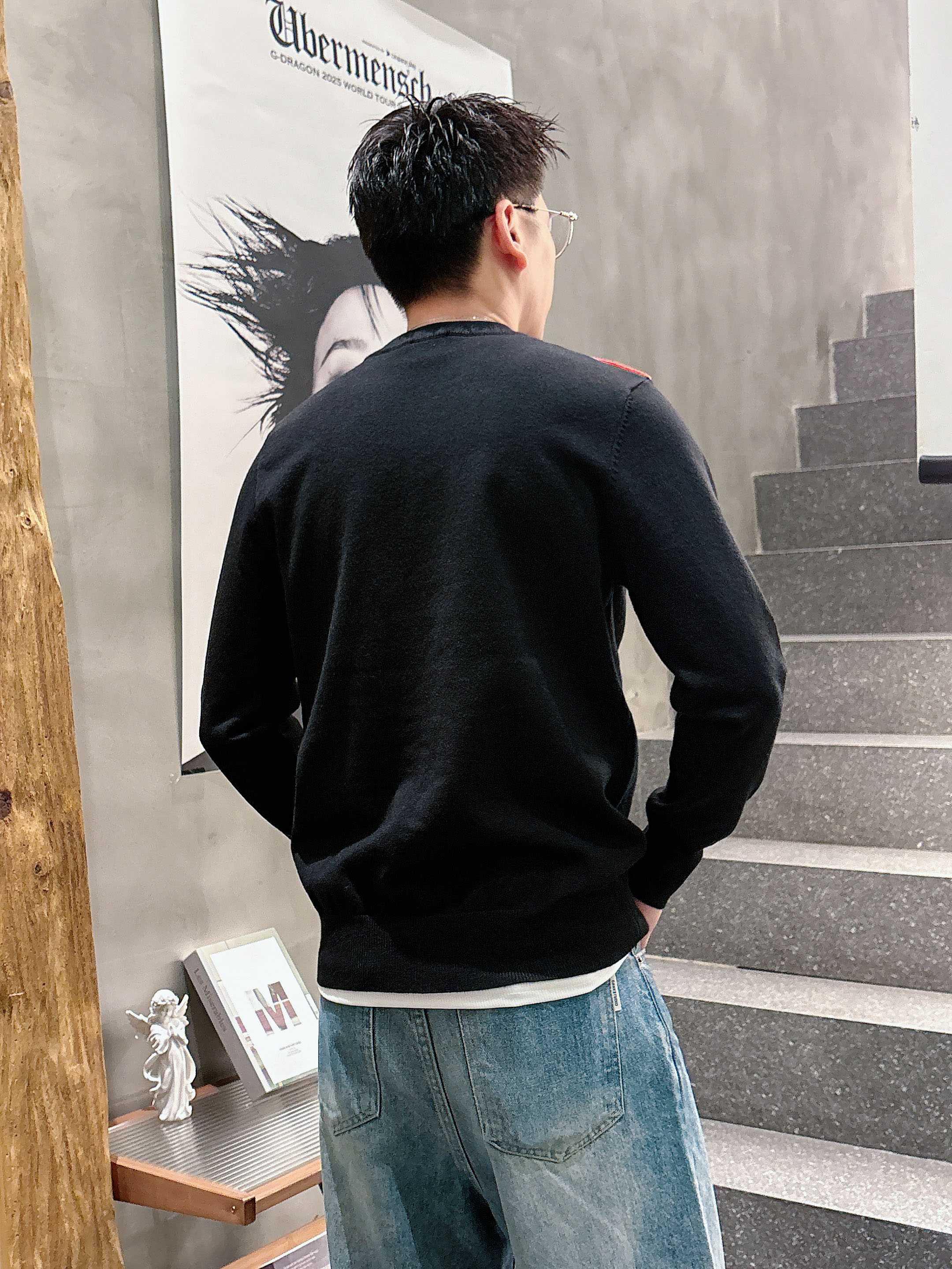 · 蒙口Moncler 2025官网秋冬季最新款圆领毛衣，专柜同步在售爆款！特供羊毛混纺面料.手感舒适.