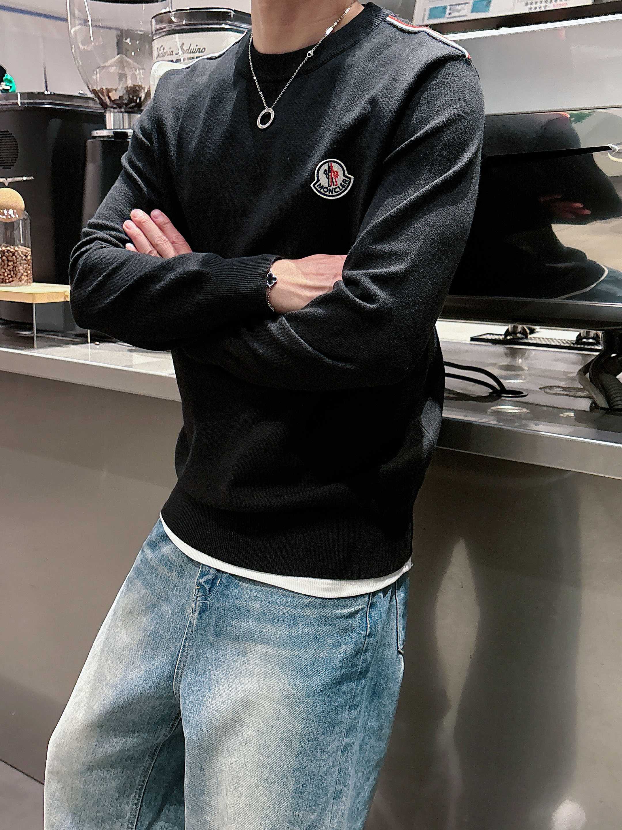 · 蒙口Moncler 2025官网秋冬季最新款圆领毛衣，专柜同步在售爆款！特供羊毛混纺面料.手感舒适.