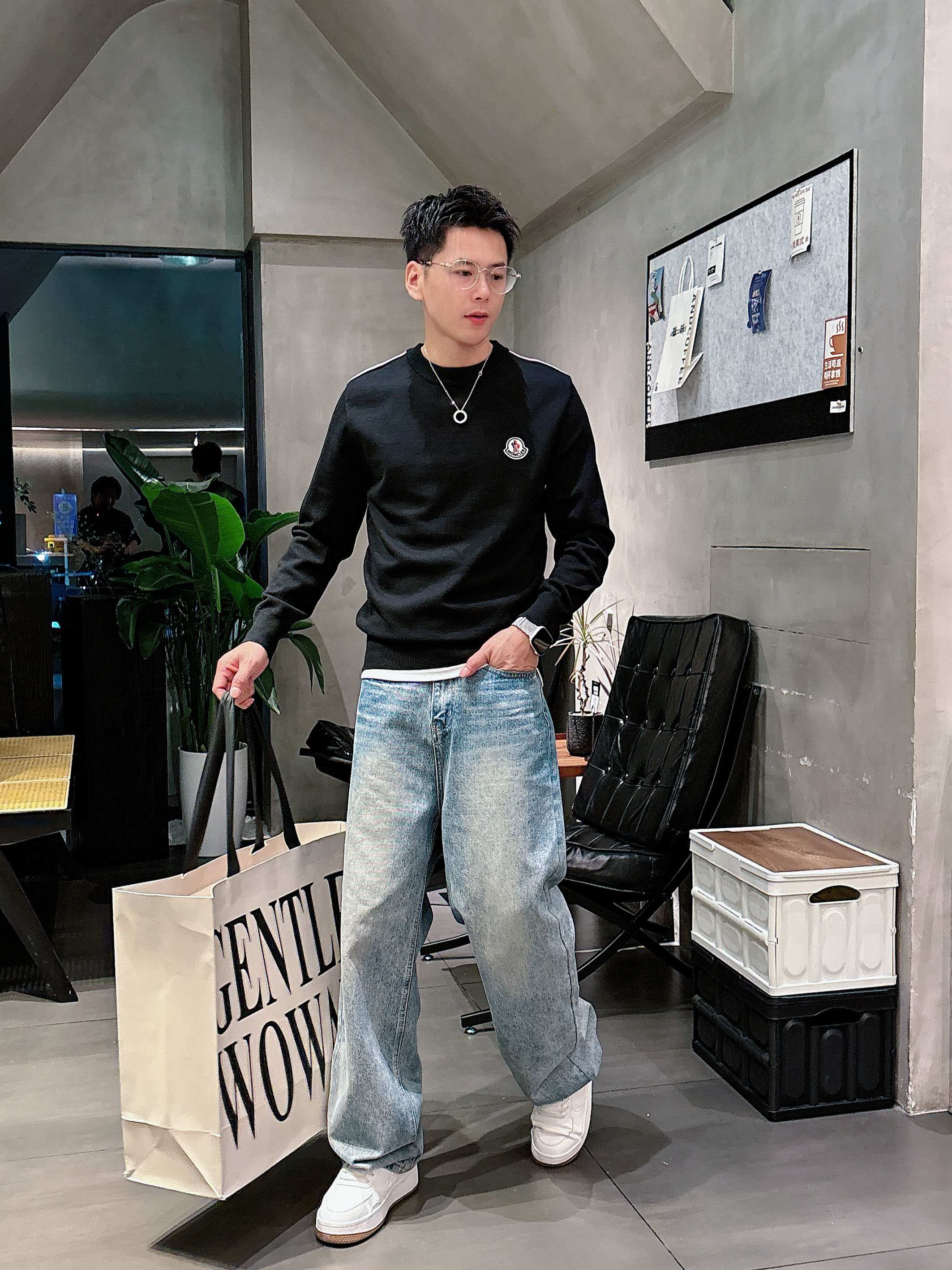 · 蒙口Moncler 2025官网秋冬季最新款圆领毛衣，专柜同步在售爆款！特供羊毛混纺面料.手感舒适.