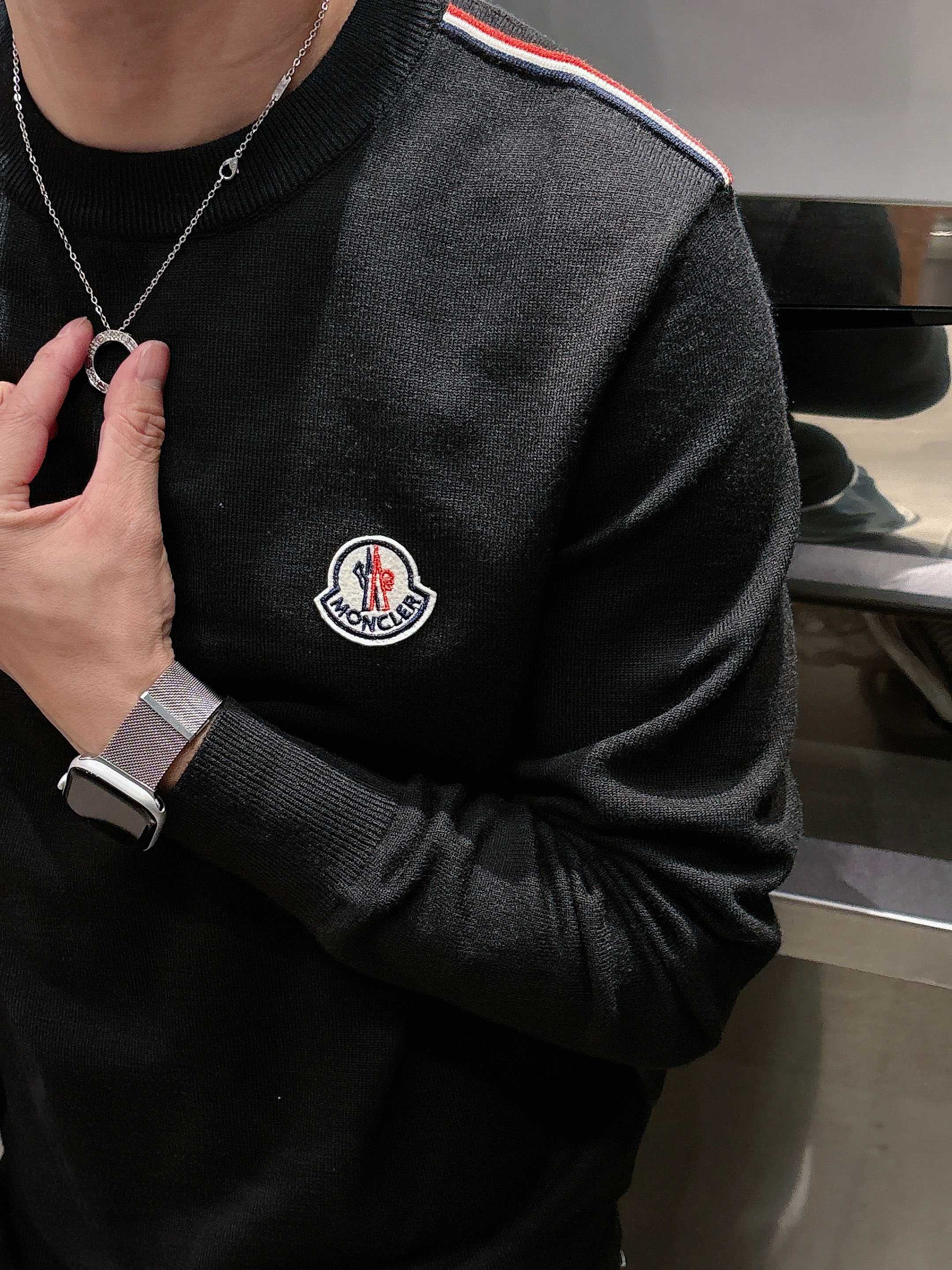 · 蒙口Moncler 2025官网秋冬季最新款圆领毛衣，专柜同步在售爆款！特供羊毛混纺面料.手感舒适.