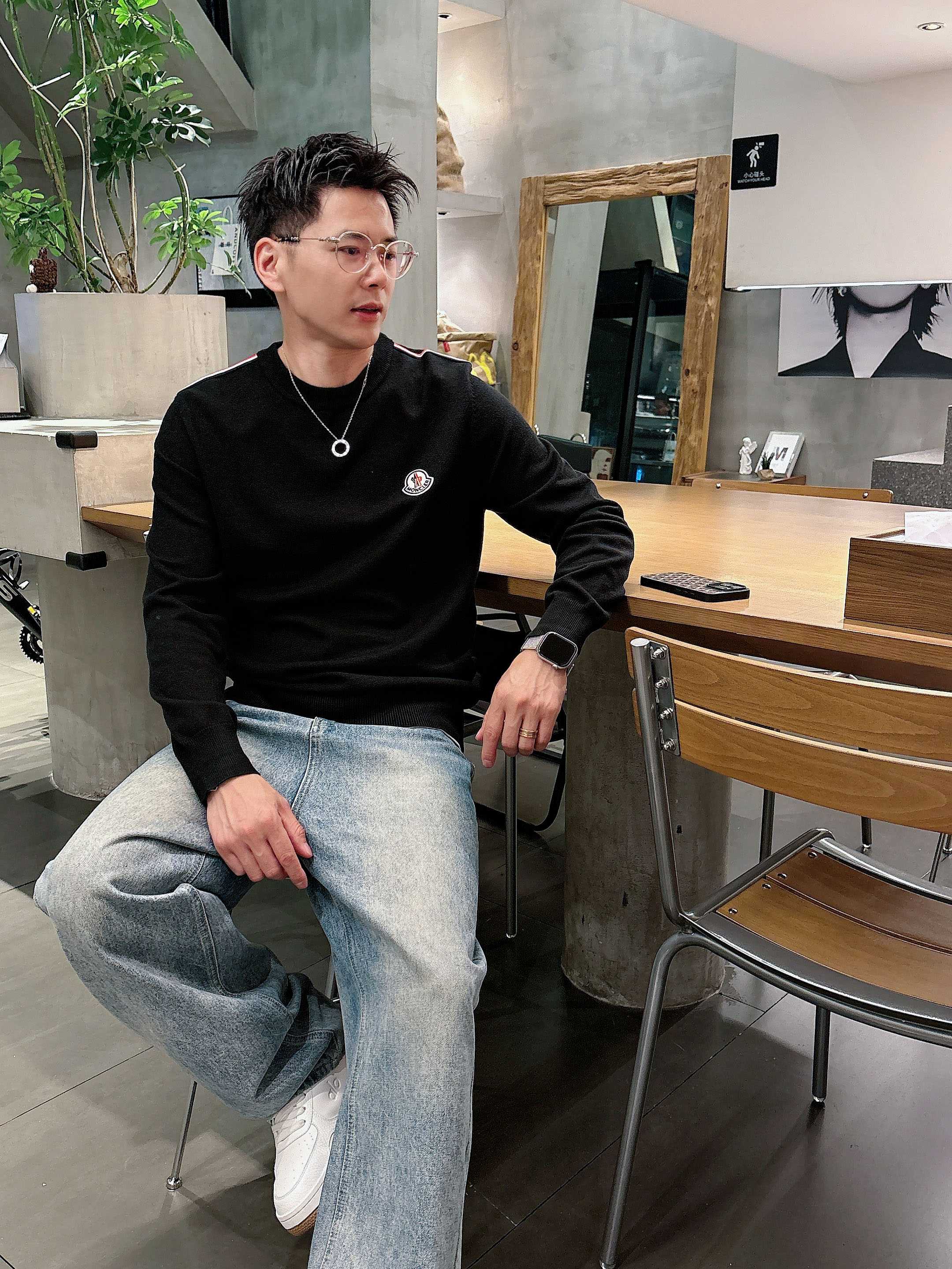 · 蒙口Moncler 2025官网秋冬季最新款圆领毛衣，专柜同步在售爆款！特供羊毛混纺面料.手感舒适.