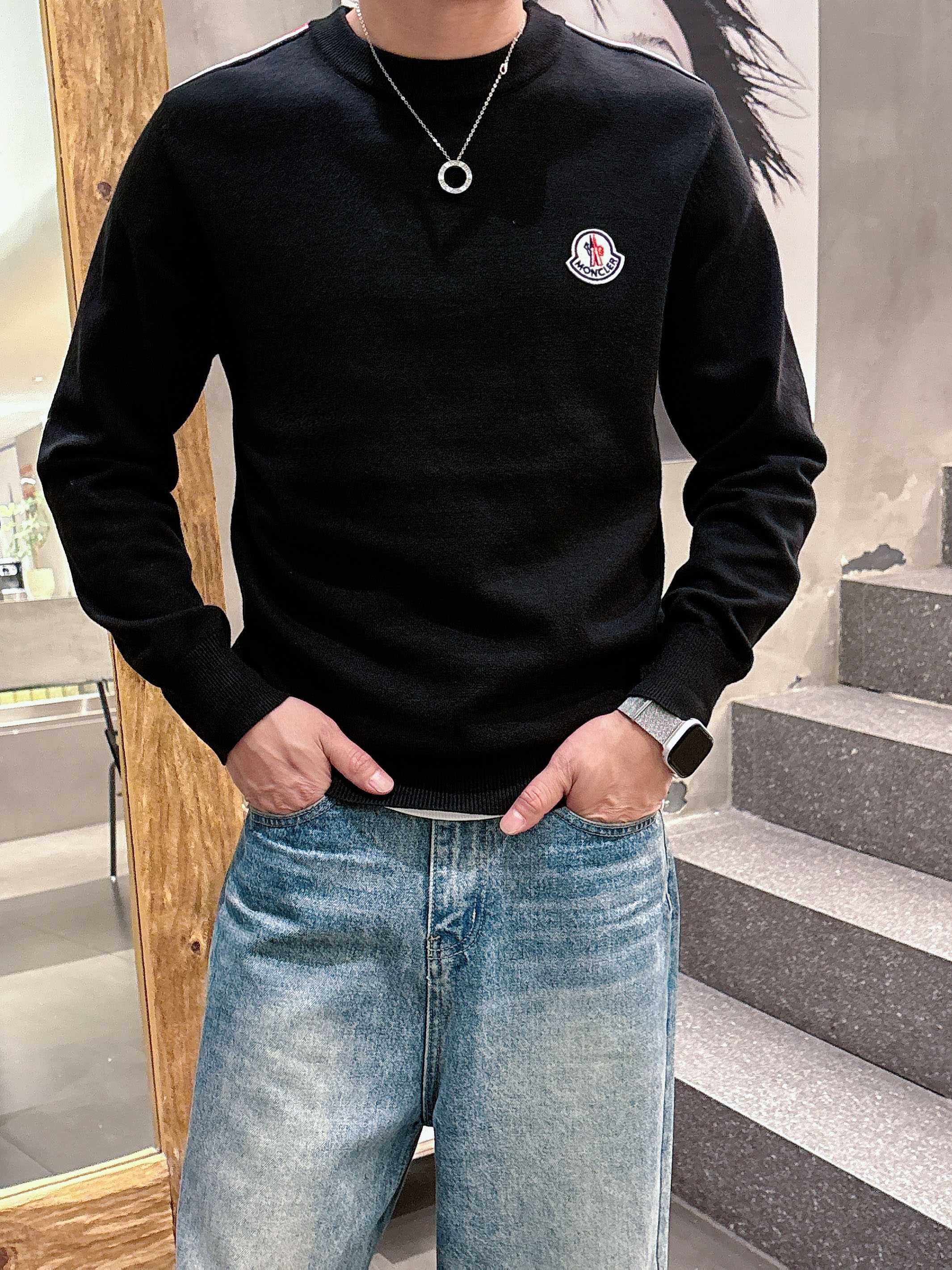 · 蒙口Moncler 2025官网秋冬季最新款圆领毛衣，专柜同步在售爆款！特供羊毛混纺面料.手感舒适.