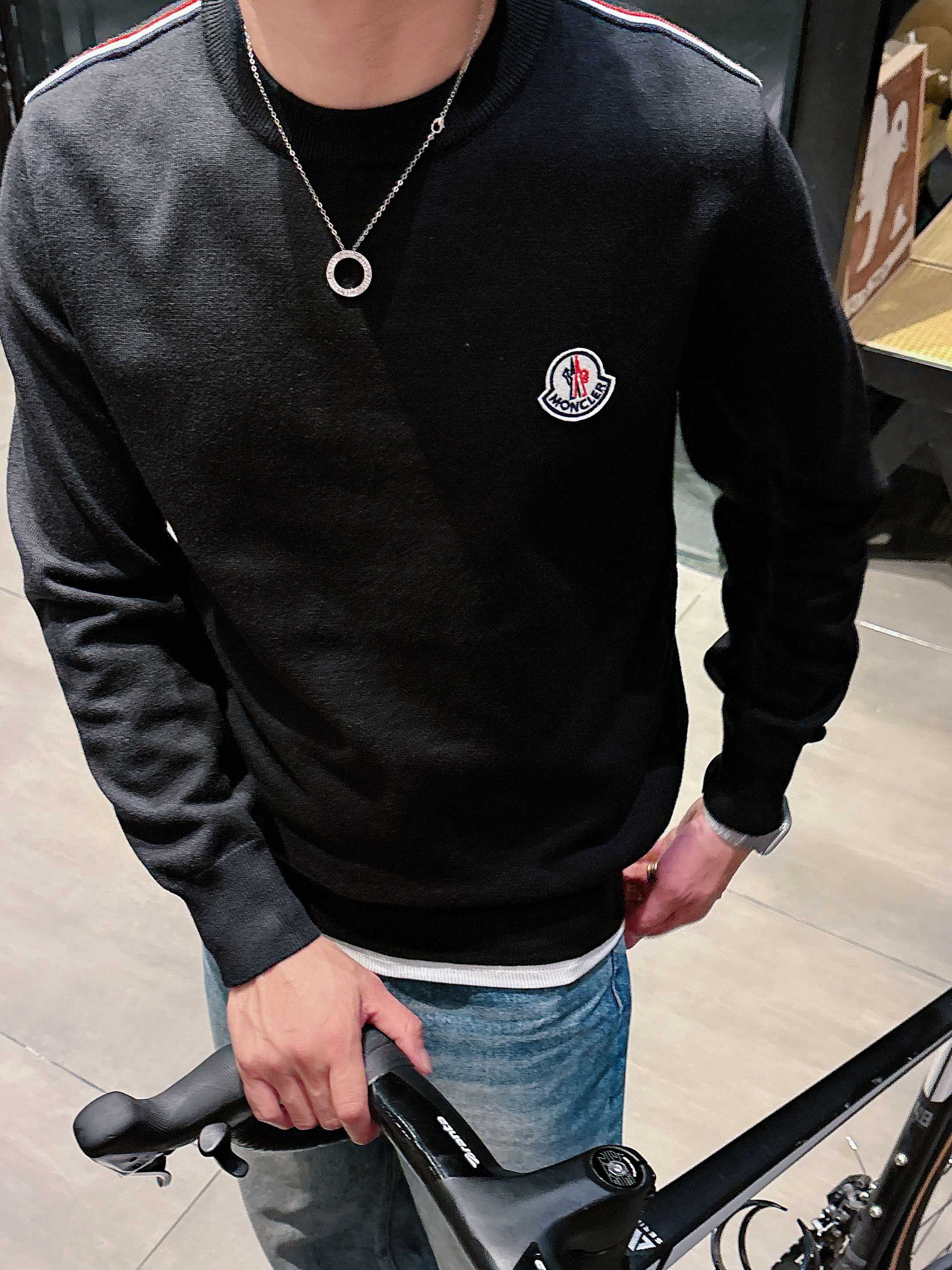 · 蒙口Moncler 2025官网秋冬季最新款圆领毛衣，专柜同步在售爆款！特供羊毛混纺面料.手感舒适.