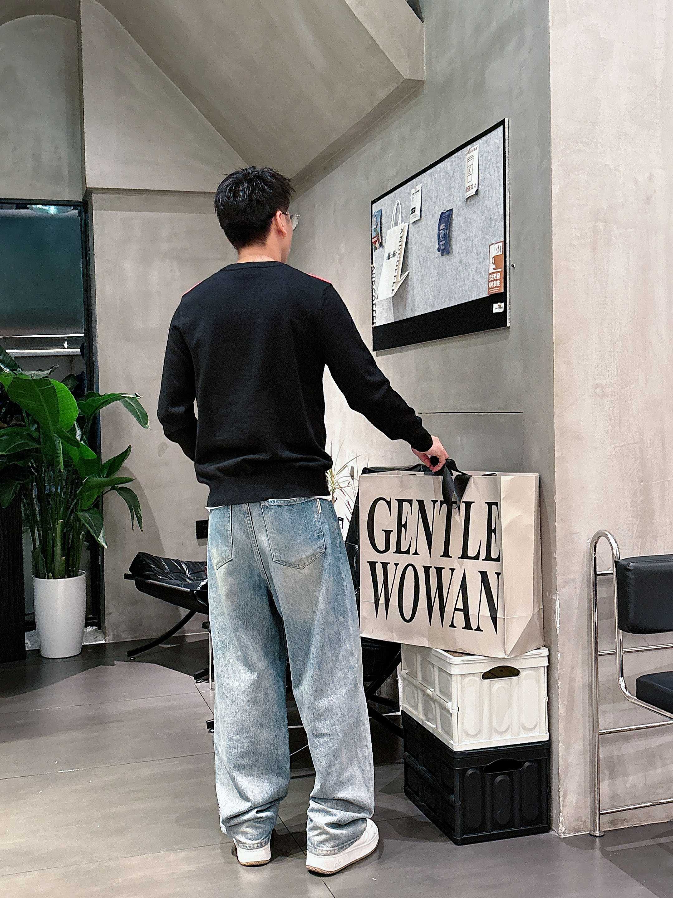 · 蒙口Moncler 2025官网秋冬季最新款圆领毛衣，专柜同步在售爆款！特供羊毛混纺面料.手感舒适.