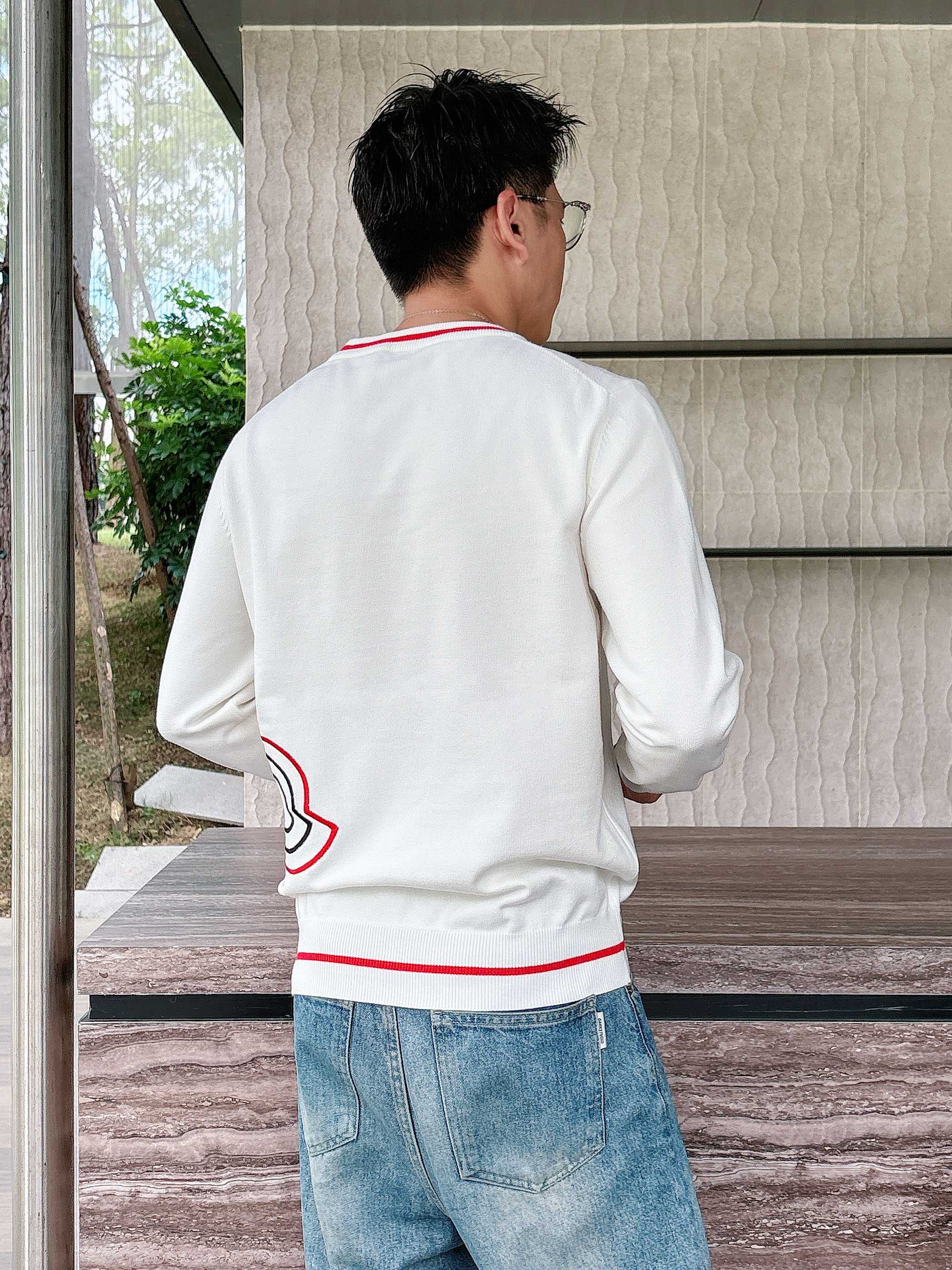 · 蒙口Moncler 2025官网秋冬季最新款圆领毛衣，专柜同步在售爆款！特供羊毛混纺面料.手感舒适.