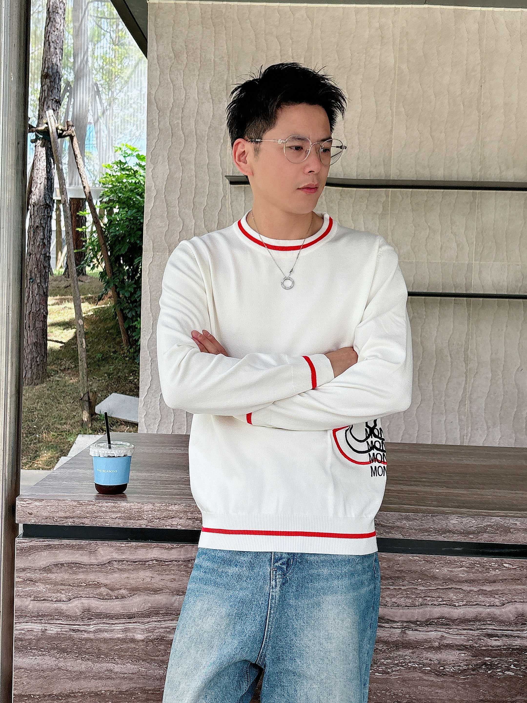 · 蒙口Moncler 2025官网秋冬季最新款圆领毛衣，专柜同步在售爆款！特供羊毛混纺面料.手感舒适.