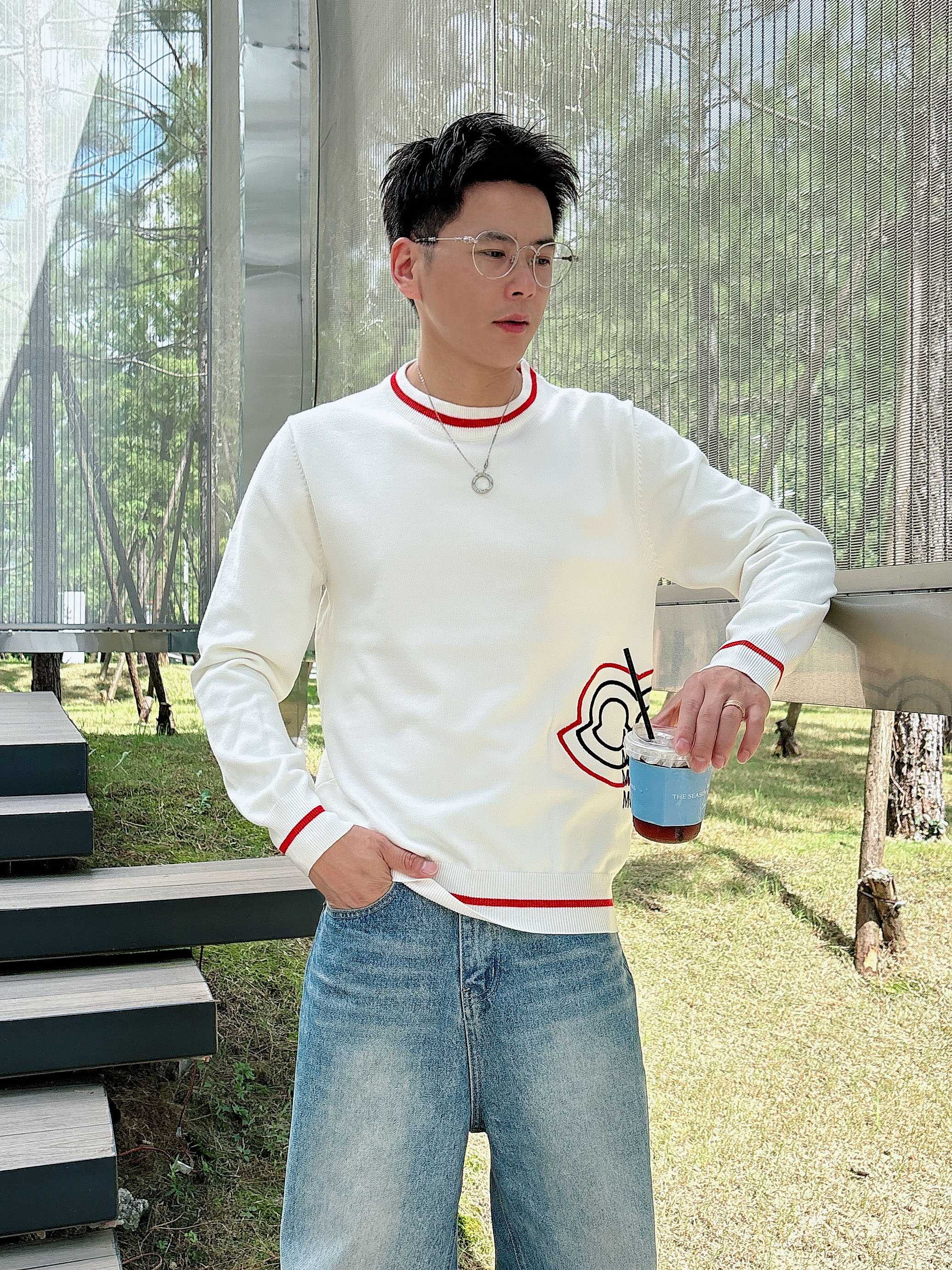 · 蒙口Moncler 2025官网秋冬季最新款圆领毛衣，专柜同步在售爆款！特供羊毛混纺面料.手感舒适.