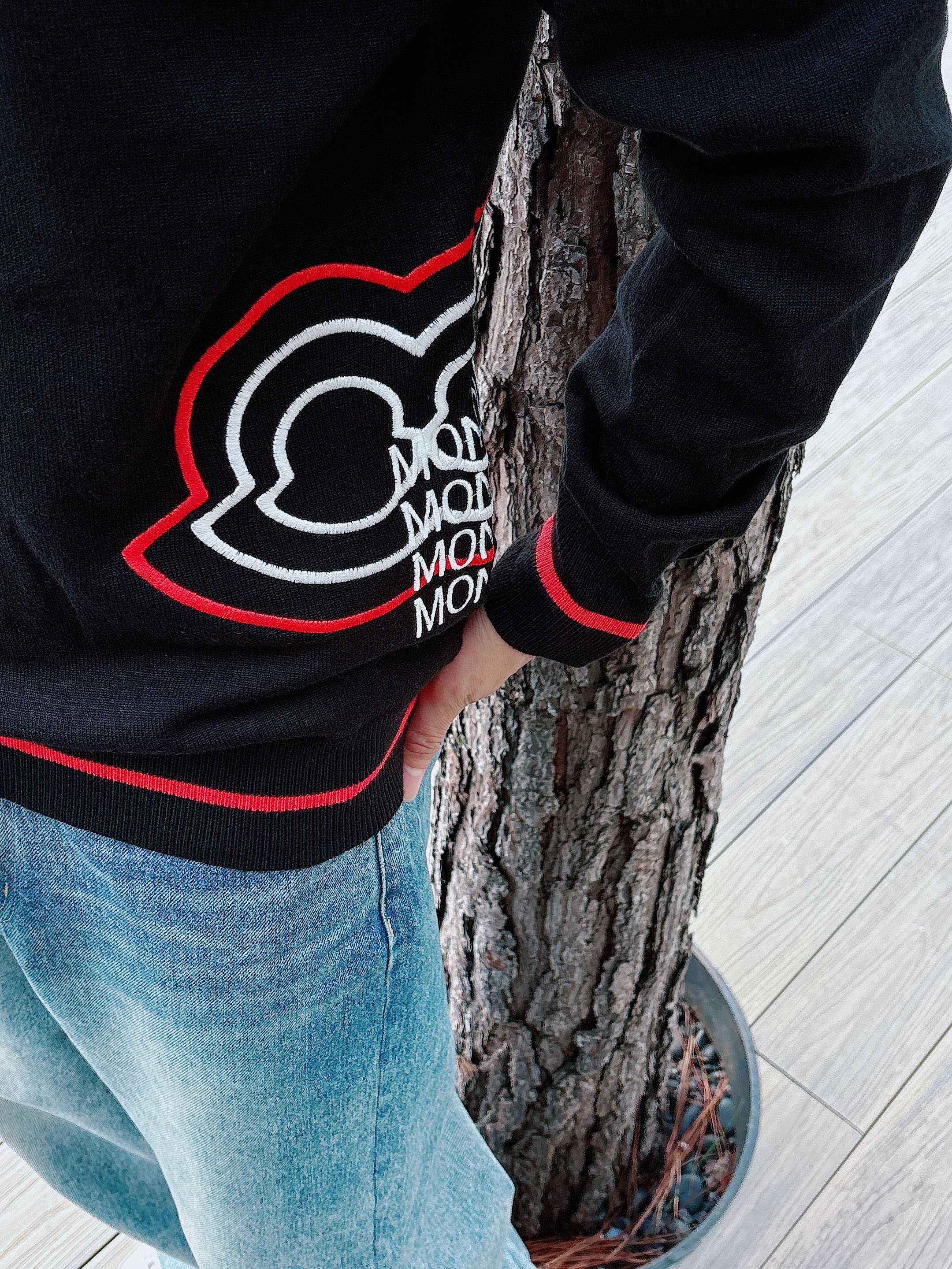 · 蒙口Moncler 2025官网秋冬季最新款圆领毛衣，专柜同步在售爆款！特供羊毛混纺面料.手感舒适.