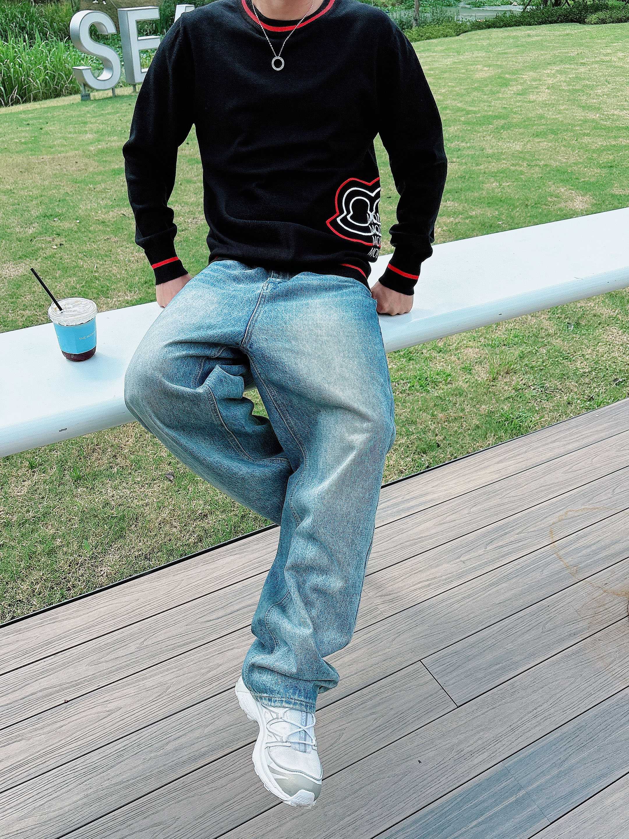 · 蒙口Moncler 2025官网秋冬季最新款圆领毛衣，专柜同步在售爆款！特供羊毛混纺面料.手感舒适.