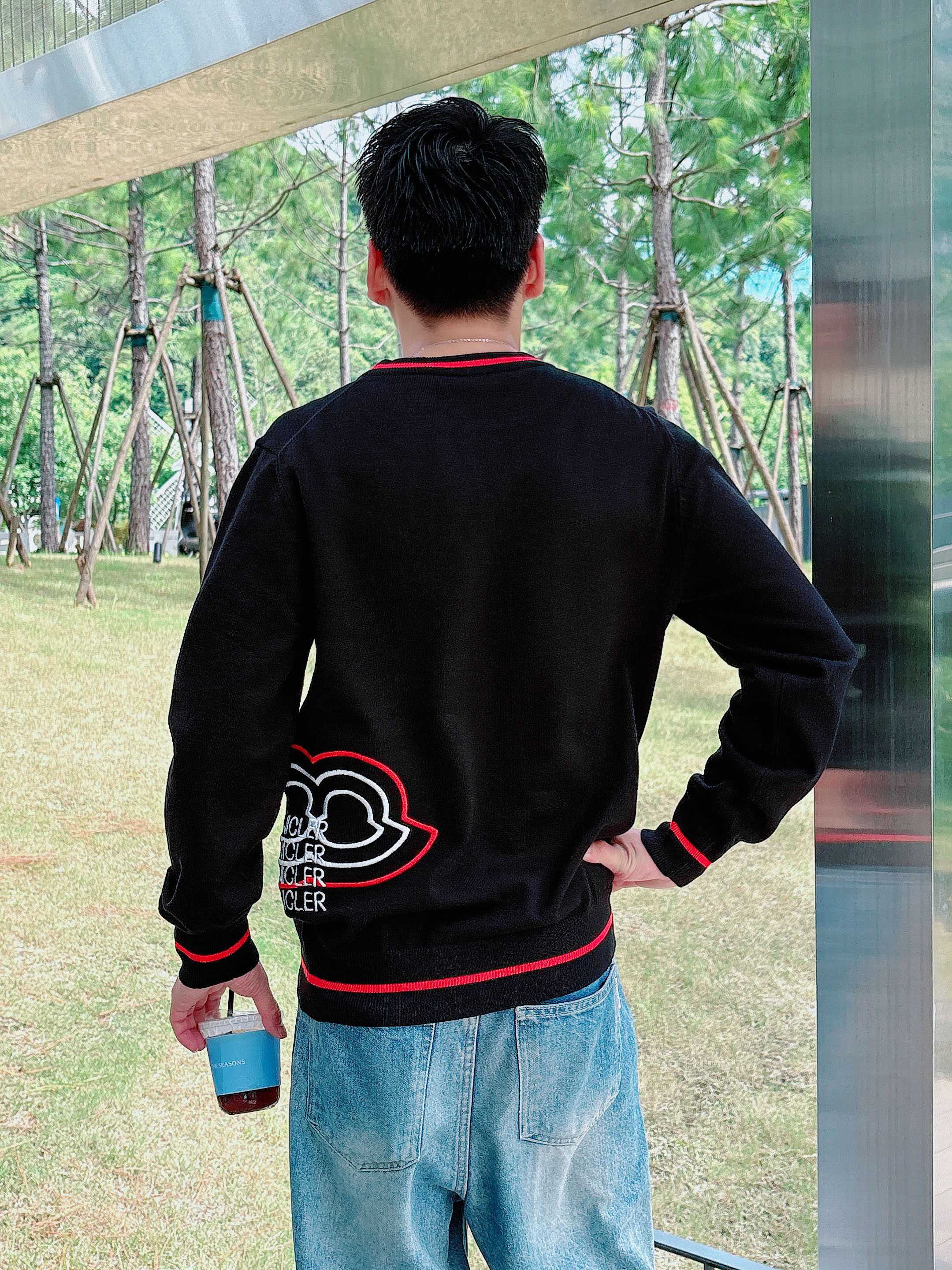 · 蒙口Moncler 2025官网秋冬季最新款圆领毛衣，专柜同步在售爆款！特供羊毛混纺面料.手感舒适.