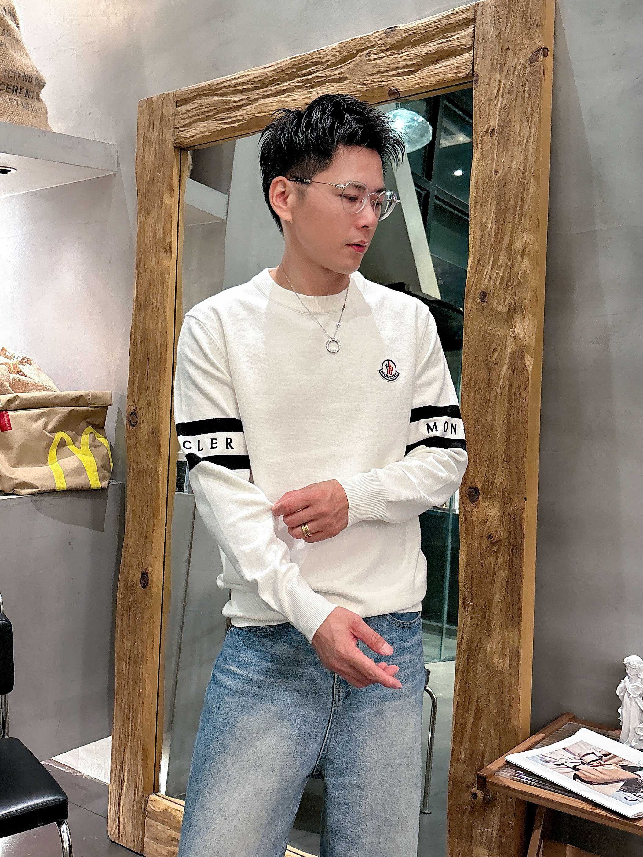 · 蒙口Moncler 2025官网秋冬季最新款圆领毛衣，专柜同步在售爆款！特供羊毛混纺面料.手感舒适.