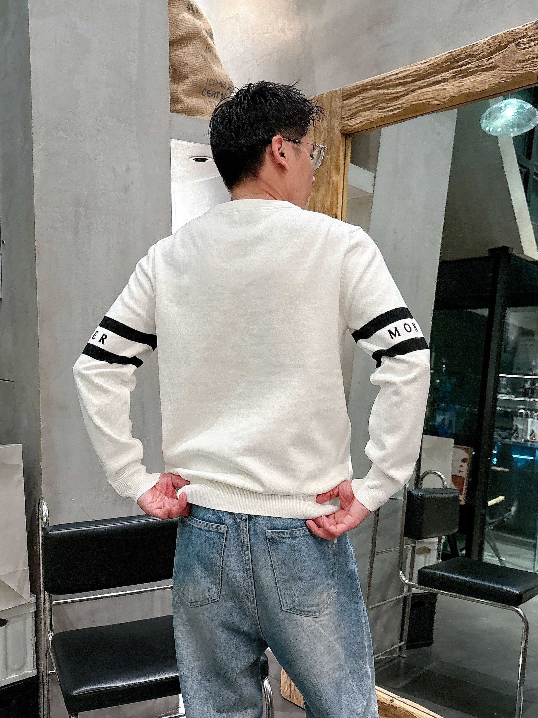 · 蒙口Moncler 2025官网秋冬季最新款圆领毛衣，专柜同步在售爆款！特供羊毛混纺面料.手感舒适.