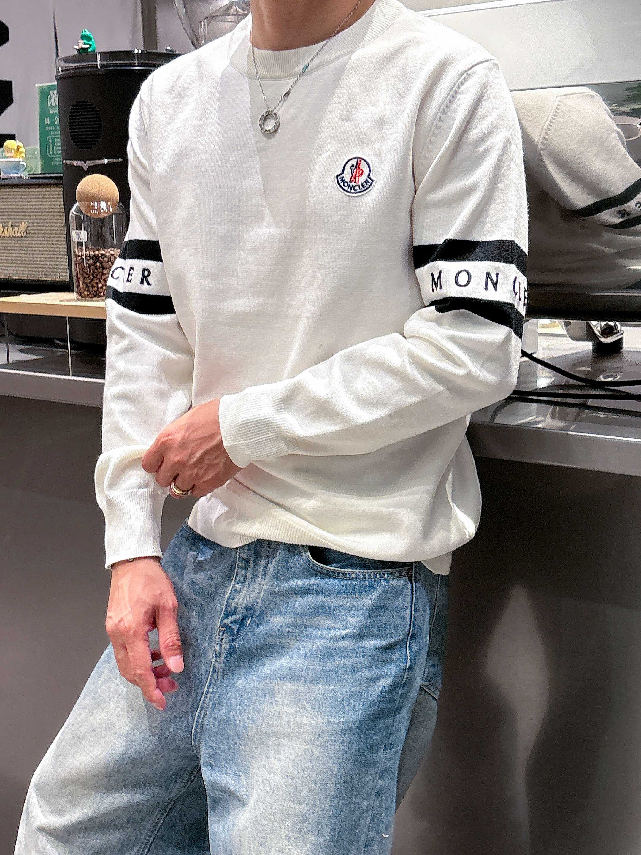 · 蒙口Moncler 2025官网秋冬季最新款圆领毛衣，专柜同步在售爆款！特供羊毛混纺面料.手感舒适.