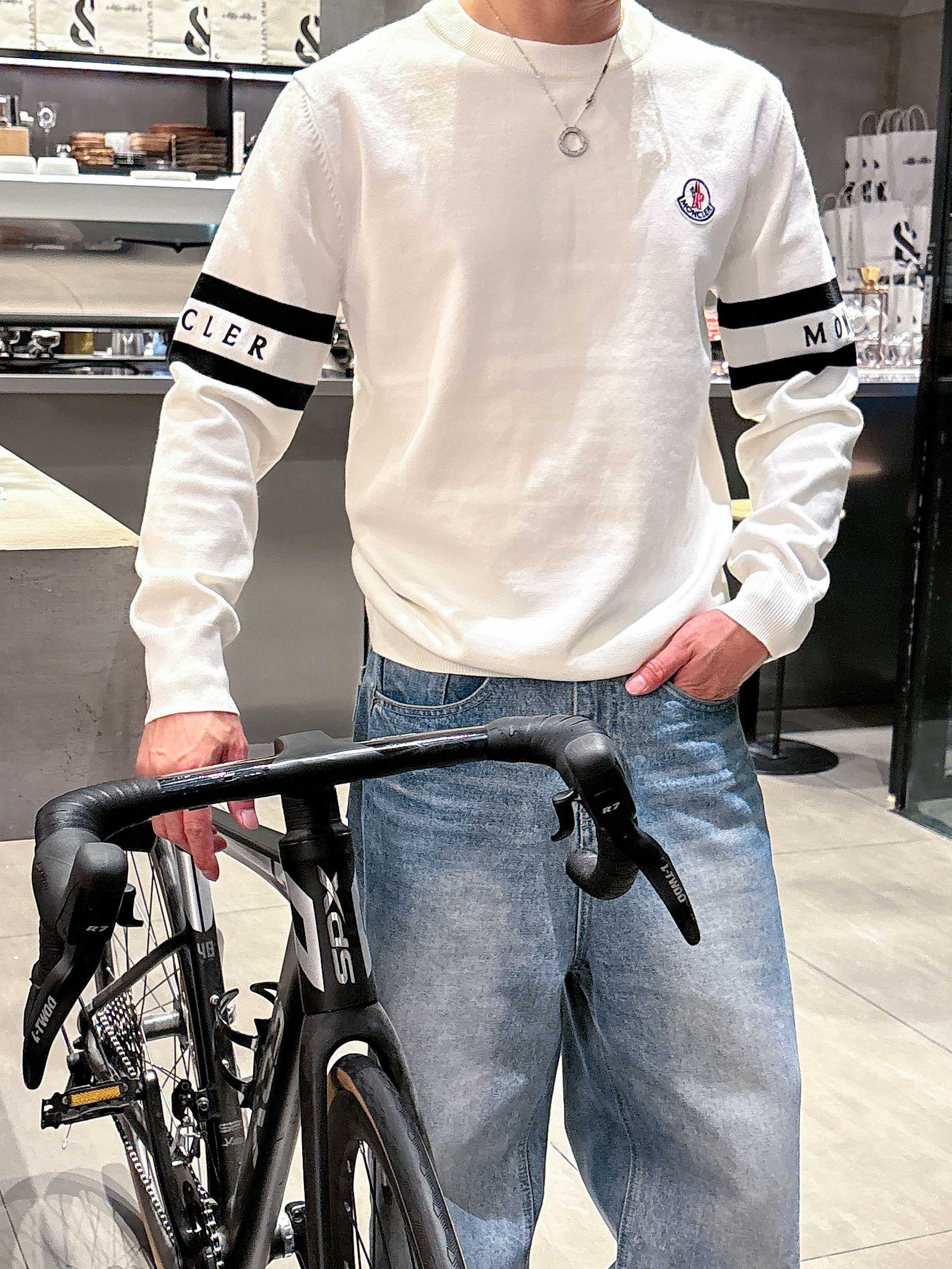 · 蒙口Moncler 2025官网秋冬季最新款圆领毛衣，专柜同步在售爆款！特供羊毛混纺面料.手感舒适.