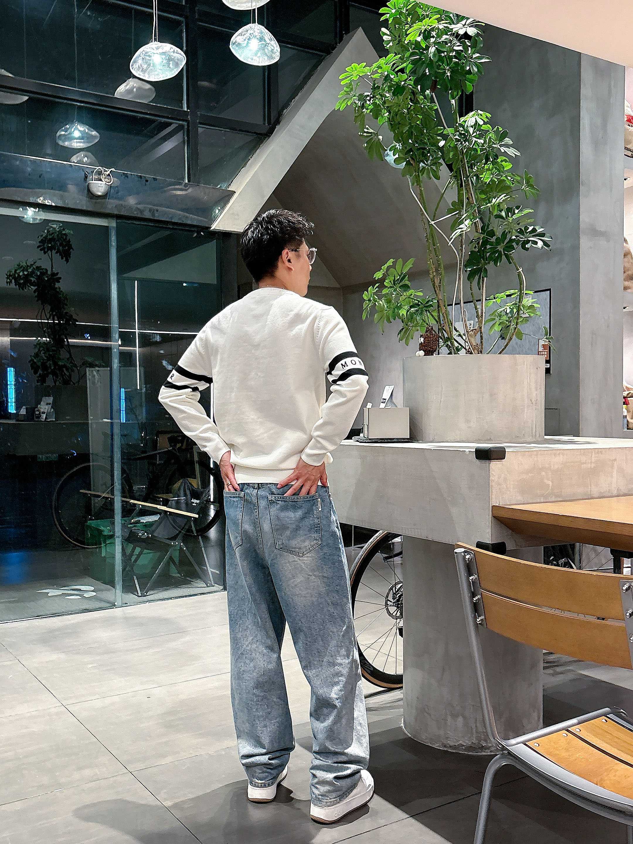 · 蒙口Moncler 2025官网秋冬季最新款圆领毛衣，专柜同步在售爆款！特供羊毛混纺面料.手感舒适.