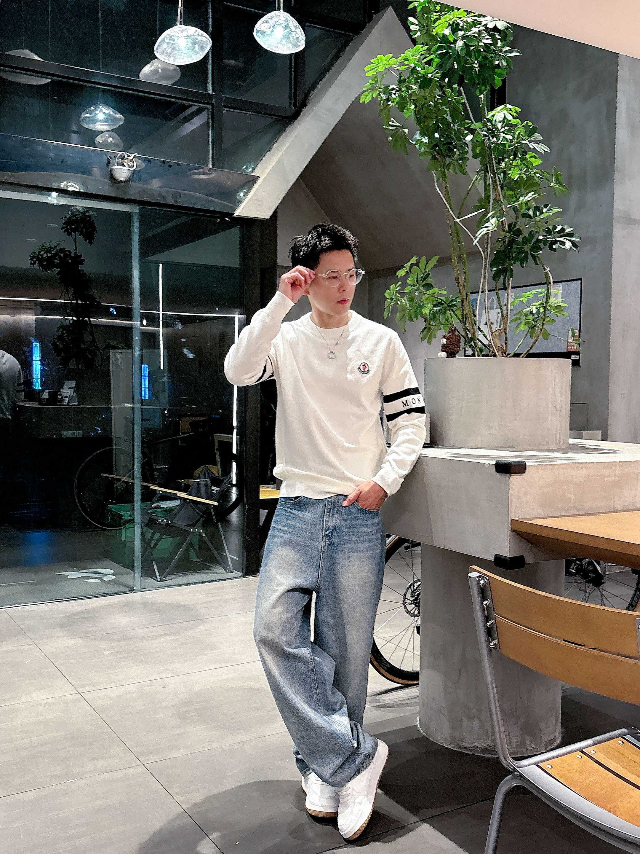 · 蒙口Moncler 2025官网秋冬季最新款圆领毛衣，专柜同步在售爆款！特供羊毛混纺面料.手感舒适.