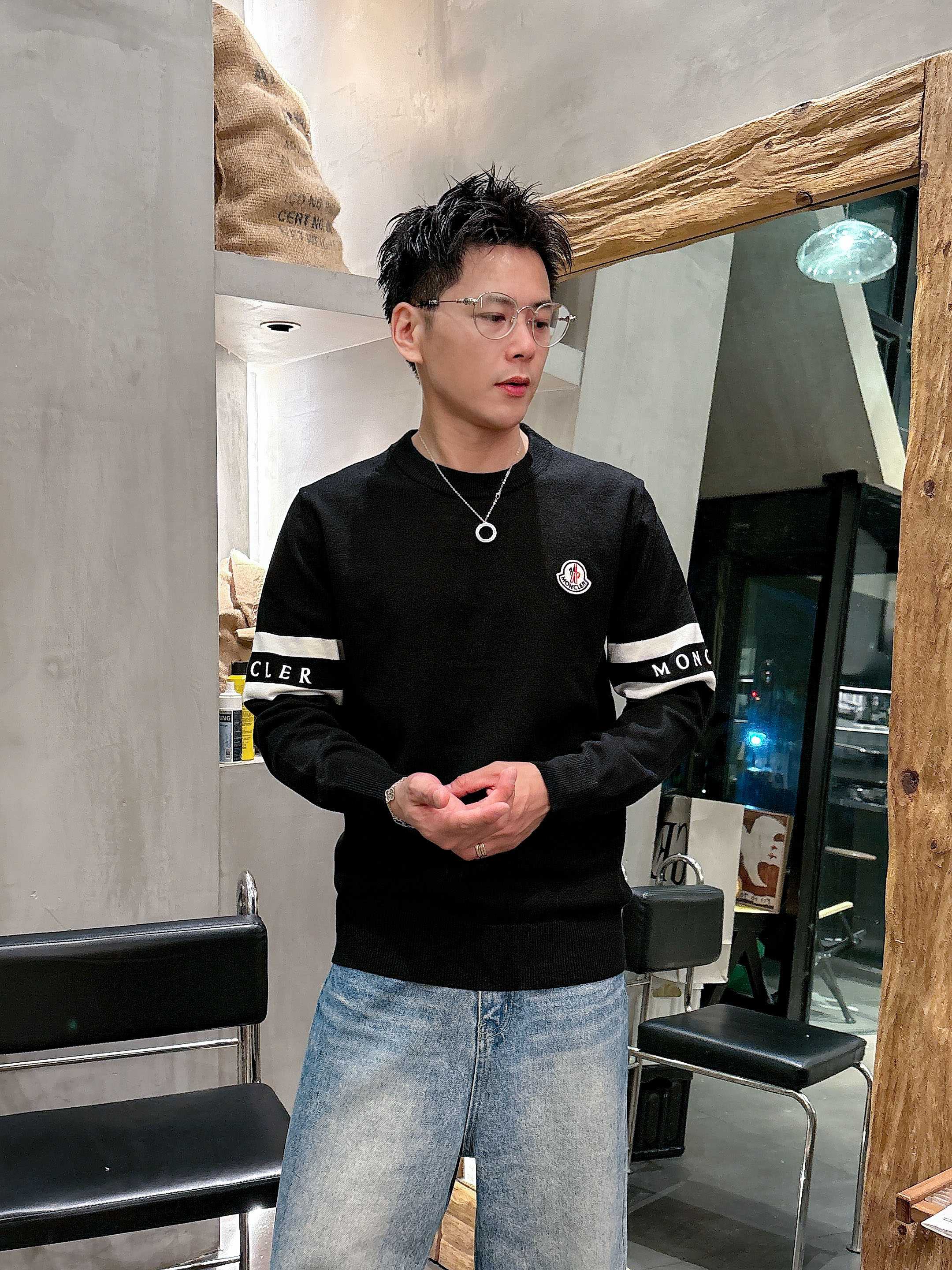 · 蒙口Moncler 2025官网秋冬季最新款圆领毛衣，专柜同步在售爆款！特供羊毛混纺面料.手感舒适.