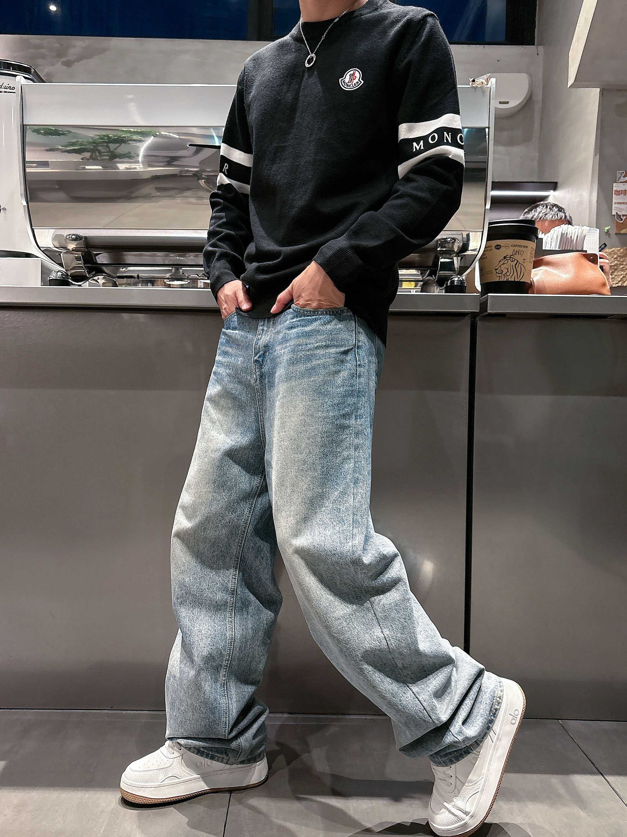 · 蒙口Moncler 2025官网秋冬季最新款圆领毛衣，专柜同步在售爆款！特供羊毛混纺面料.手感舒适.