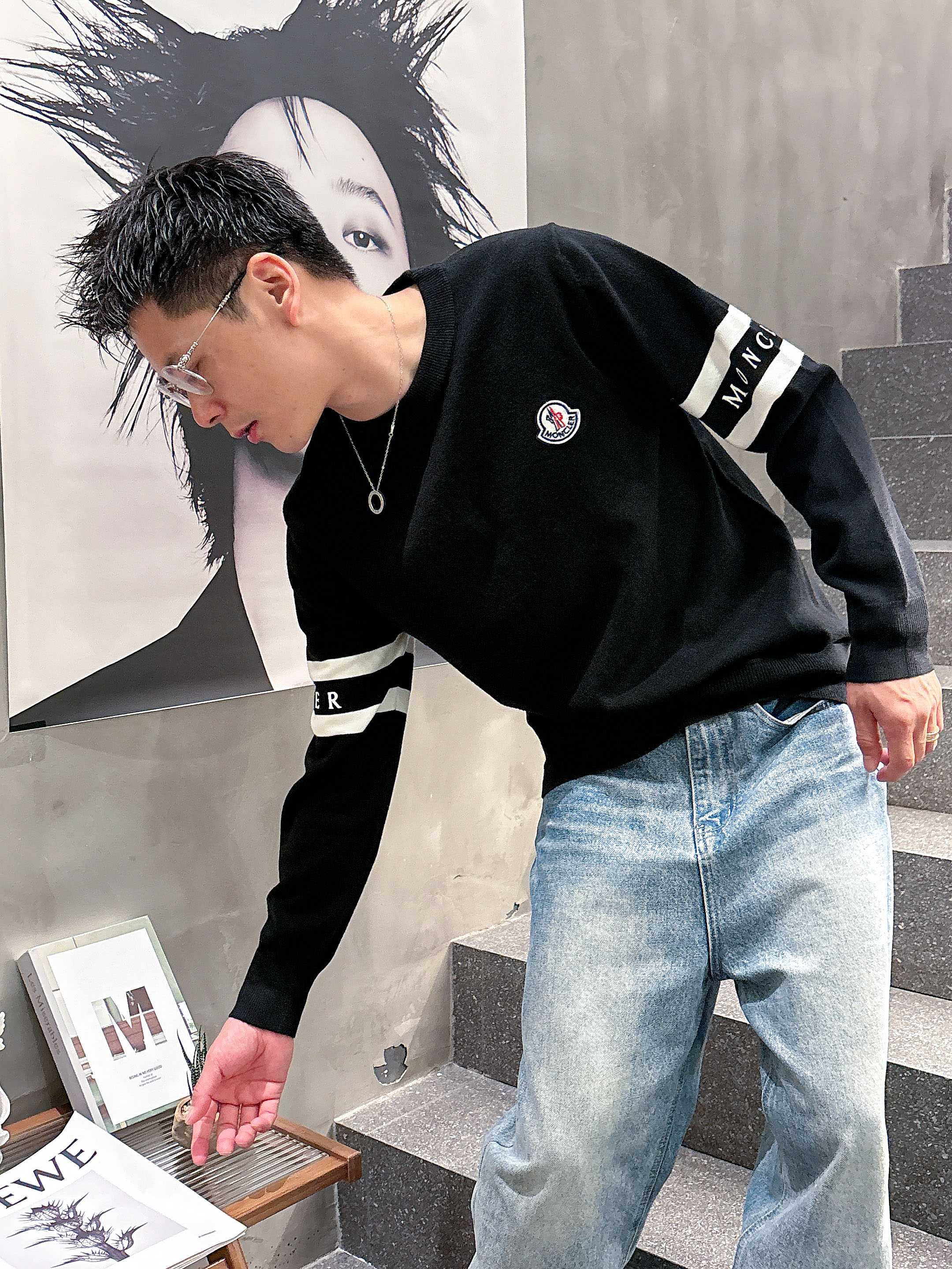 · 蒙口Moncler 2025官网秋冬季最新款圆领毛衣，专柜同步在售爆款！特供羊毛混纺面料.手感舒适.