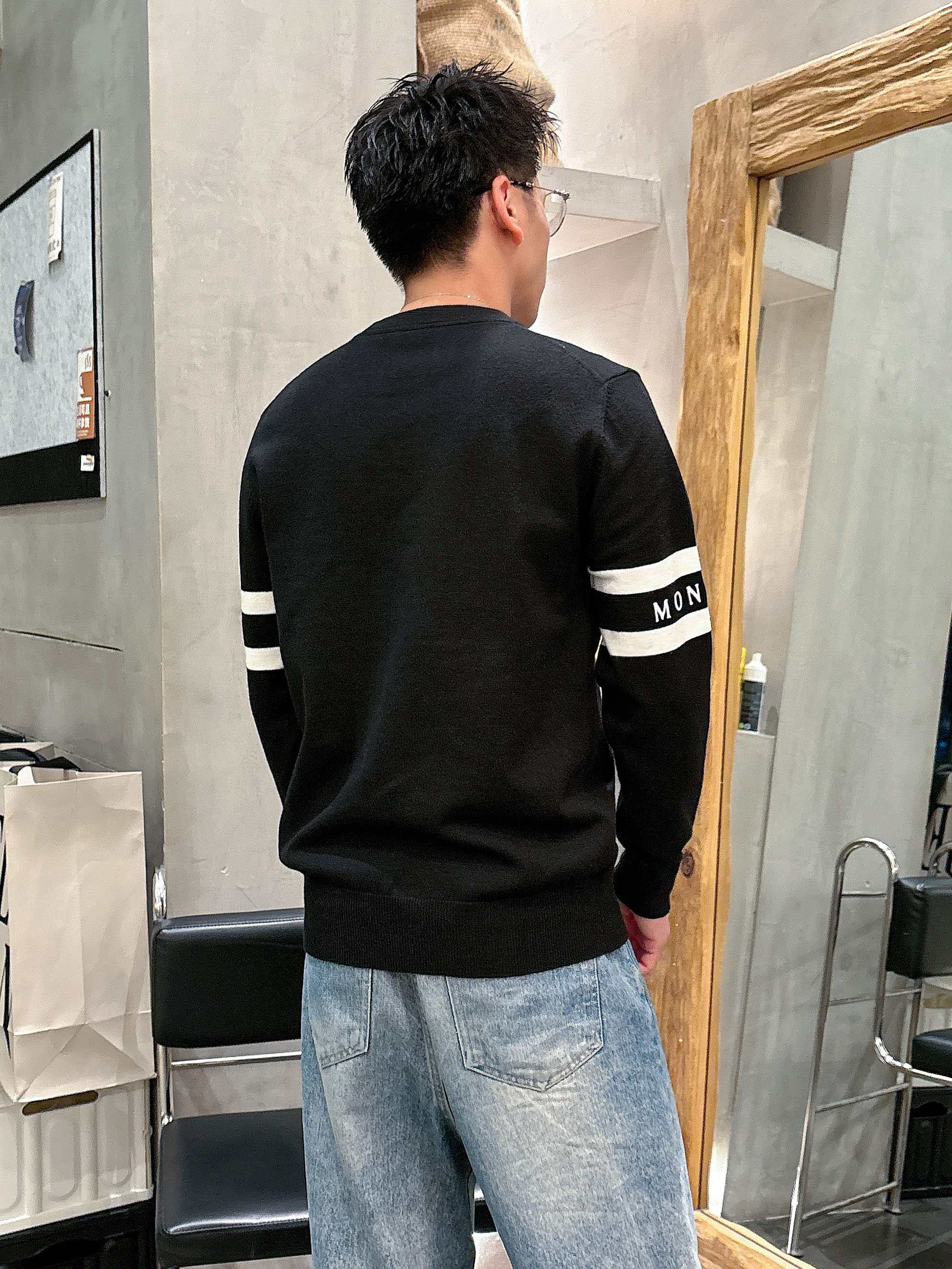 · 蒙口Moncler 2025官网秋冬季最新款圆领毛衣，专柜同步在售爆款！特供羊毛混纺面料.手感舒适.