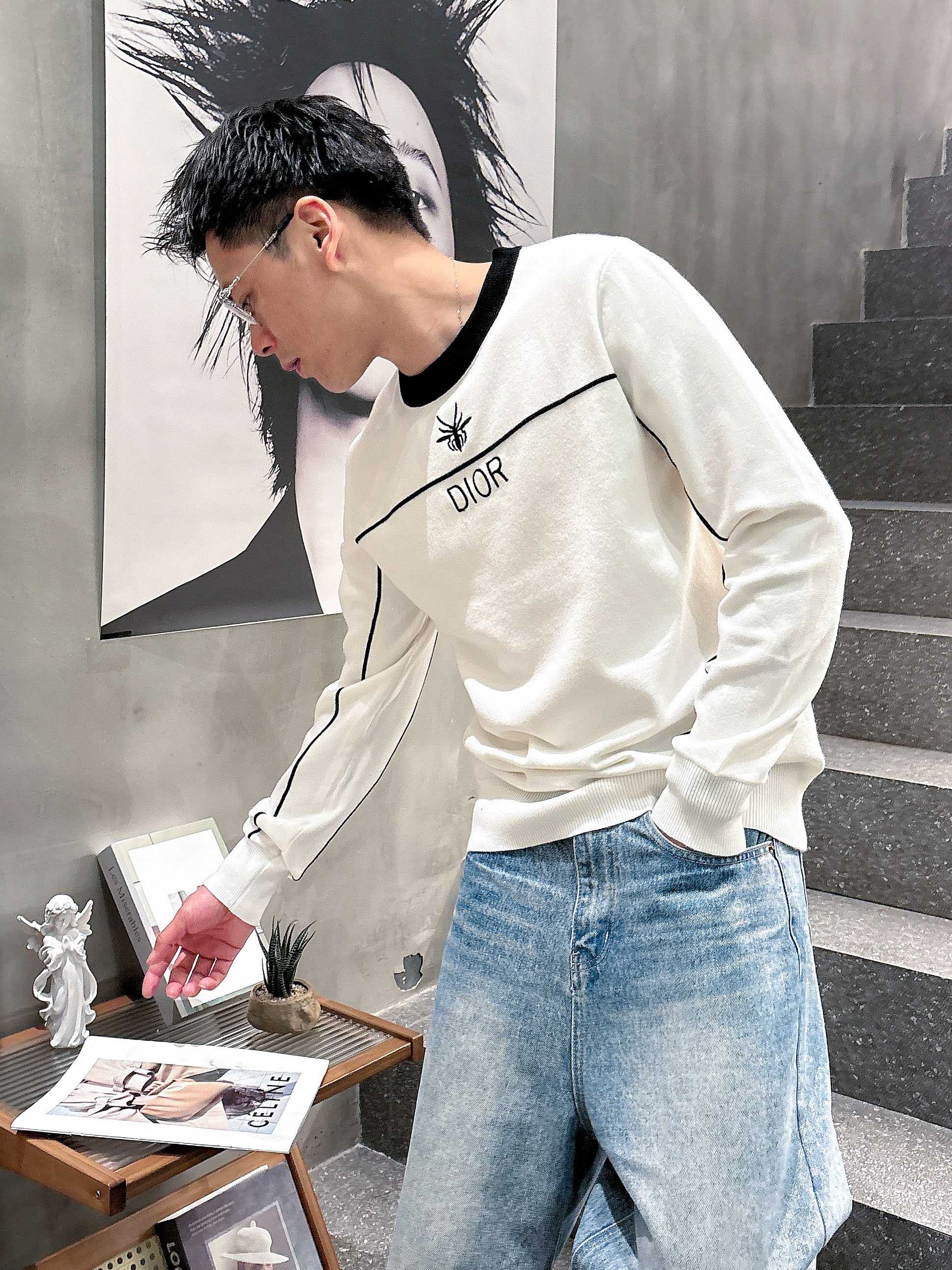 · 迪奥Dior 2025官网秋冬季最新款圆领毛衣，专柜同步在售爆款！特供羊毛混纺面料.手感舒适.可直接