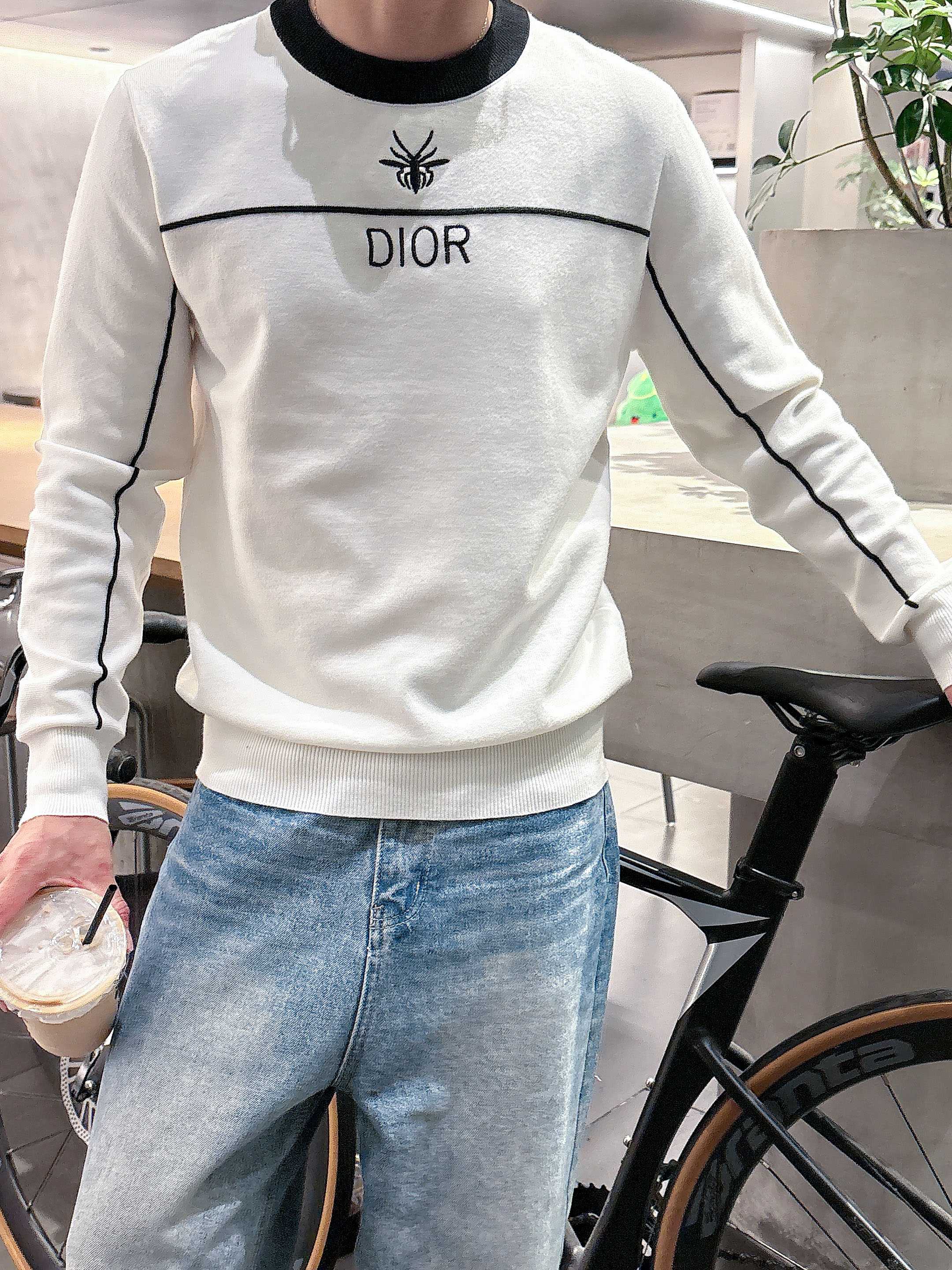 · 迪奥Dior 2025官网秋冬季最新款圆领毛衣，专柜同步在售爆款！特供羊毛混纺面料.手感舒适.可直接