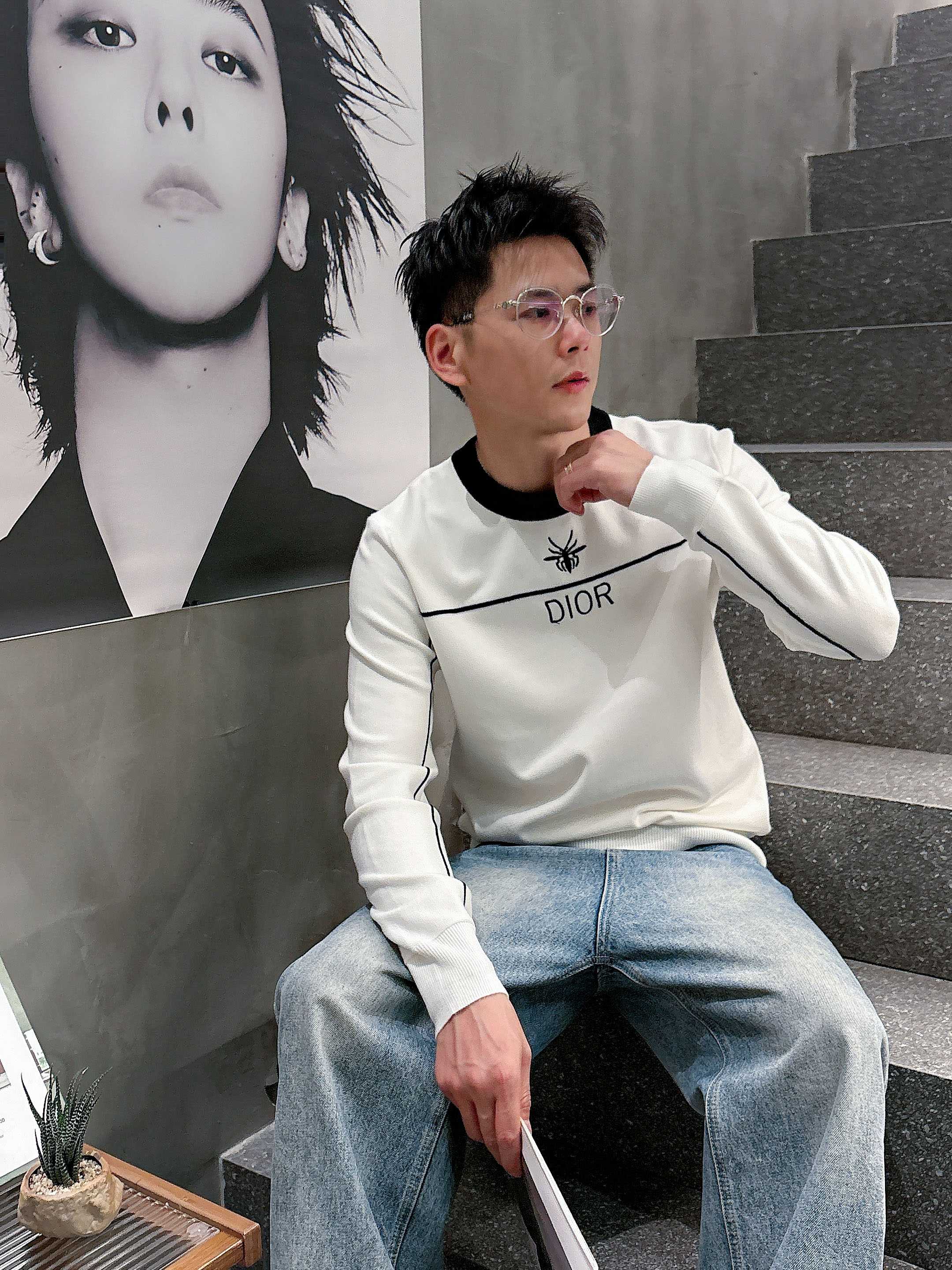 · 迪奥Dior 2025官网秋冬季最新款圆领毛衣，专柜同步在售爆款！特供羊毛混纺面料.手感舒适.可直接