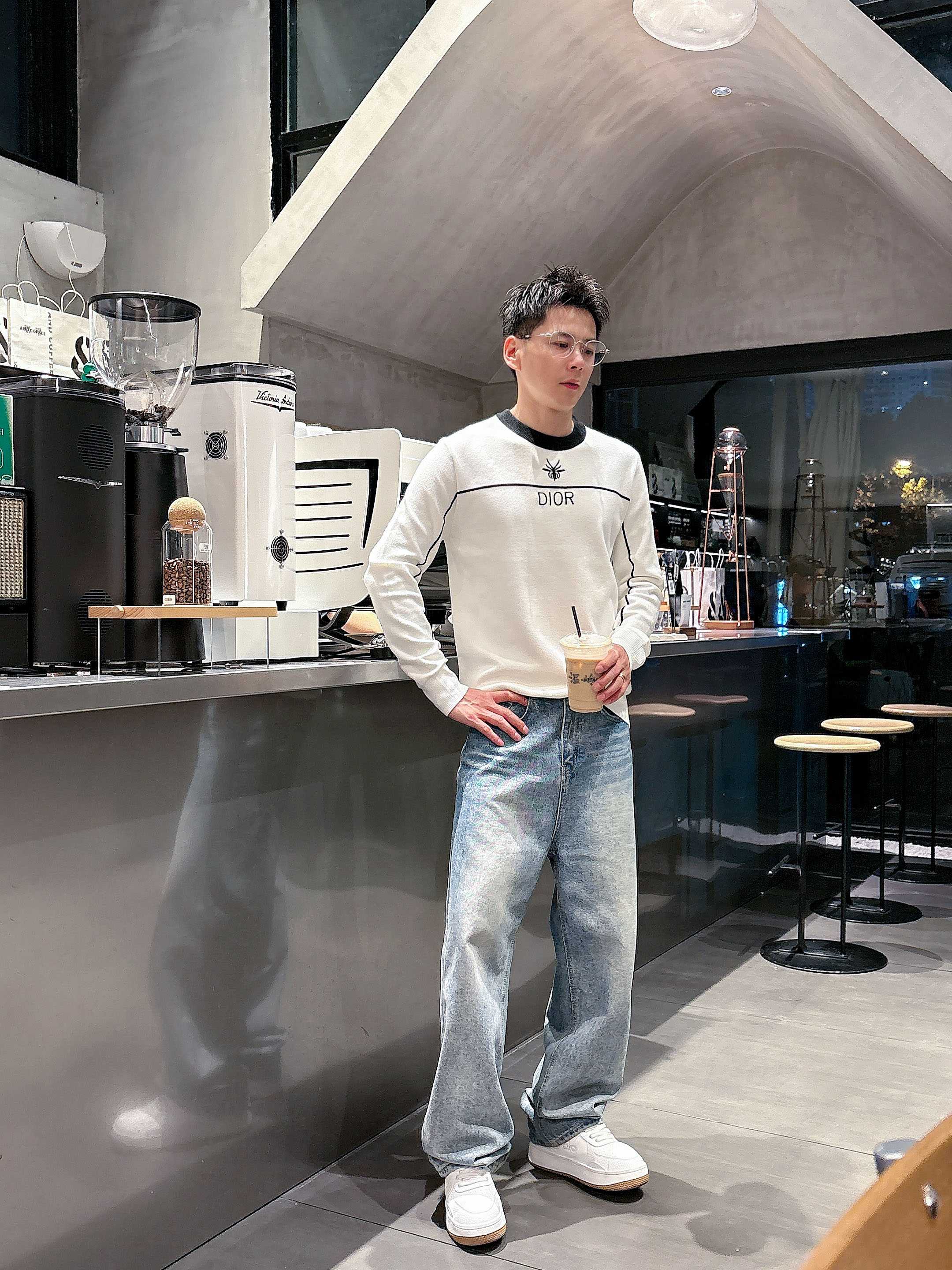 · 迪奥Dior 2025官网秋冬季最新款圆领毛衣，专柜同步在售爆款！特供羊毛混纺面料.手感舒适.可直接