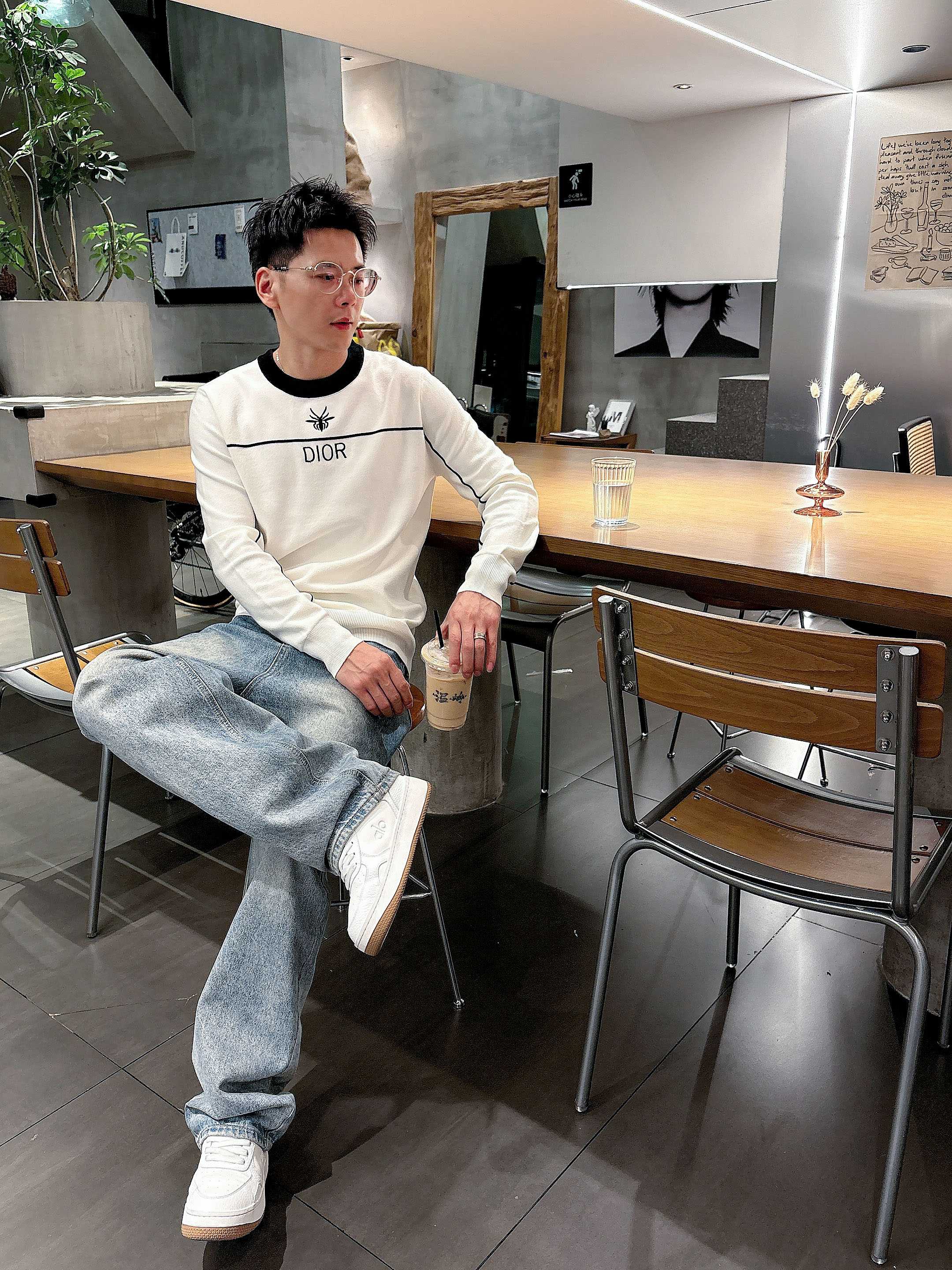 · 迪奥Dior 2025官网秋冬季最新款圆领毛衣，专柜同步在售爆款！特供羊毛混纺面料.手感舒适.可直接