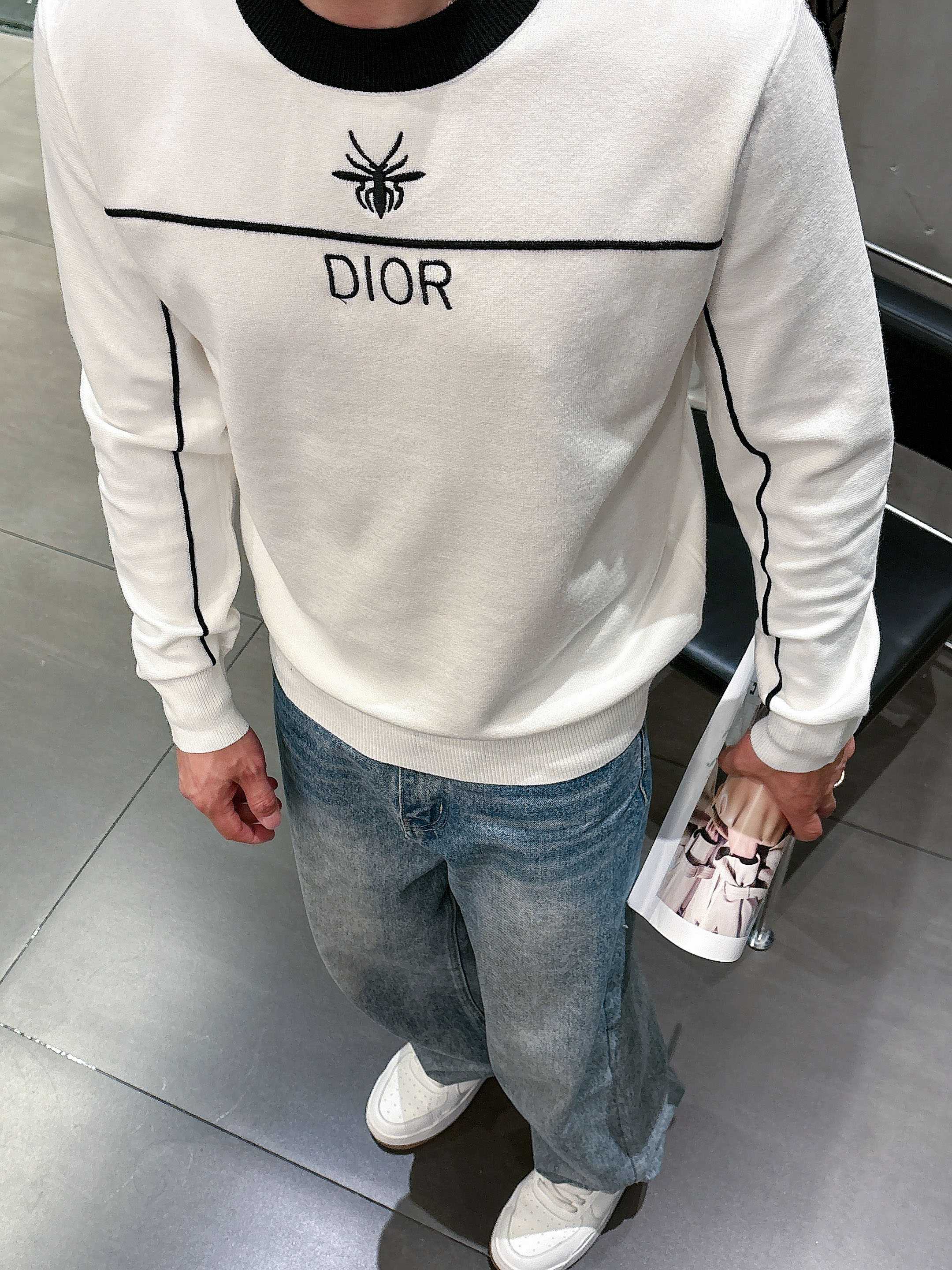 · 迪奥Dior 2025官网秋冬季最新款圆领毛衣，专柜同步在售爆款！特供羊毛混纺面料.手感舒适.可直接