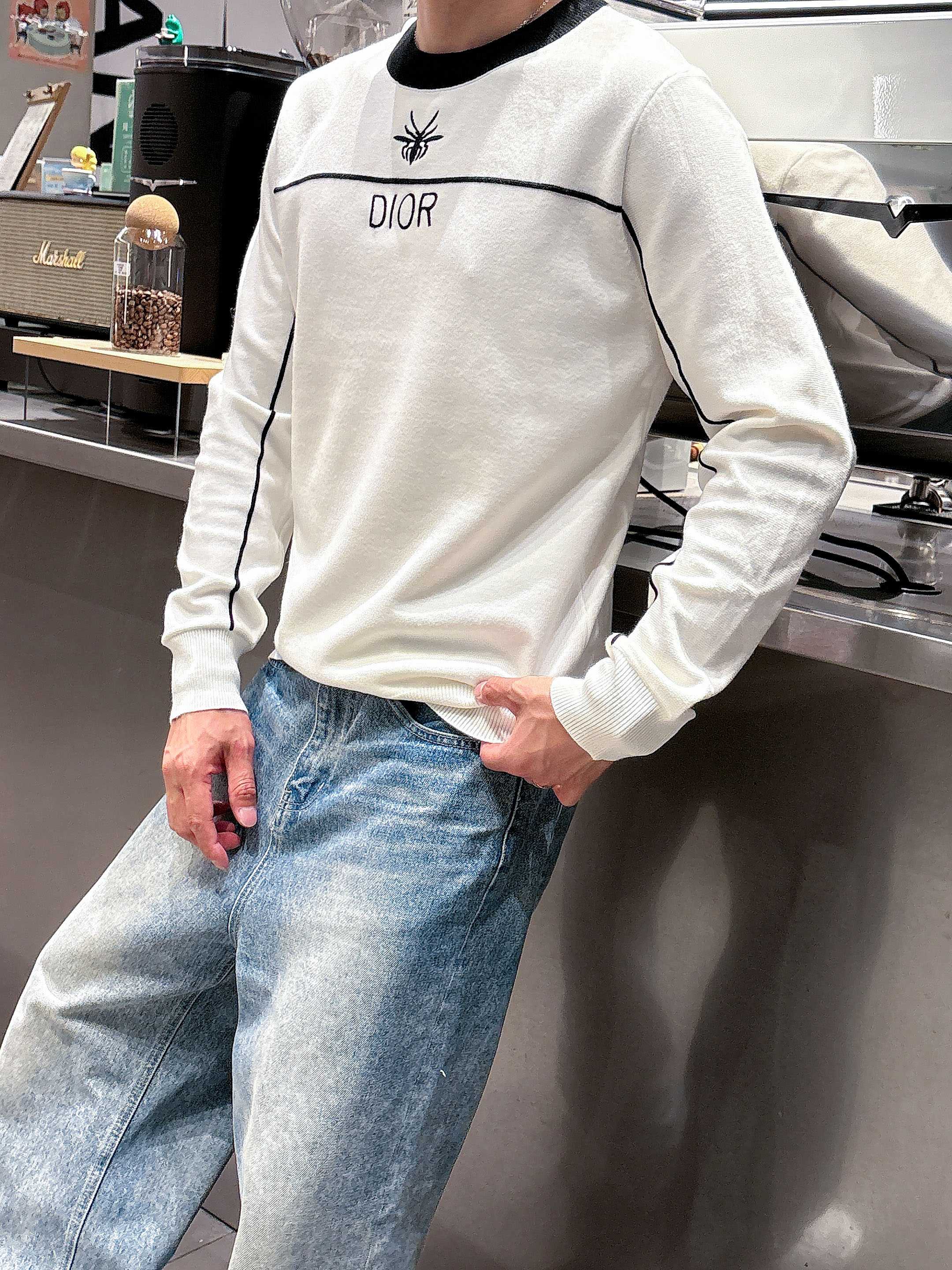 · 迪奥Dior 2025官网秋冬季最新款圆领毛衣，专柜同步在售爆款！特供羊毛混纺面料.手感舒适.可直接