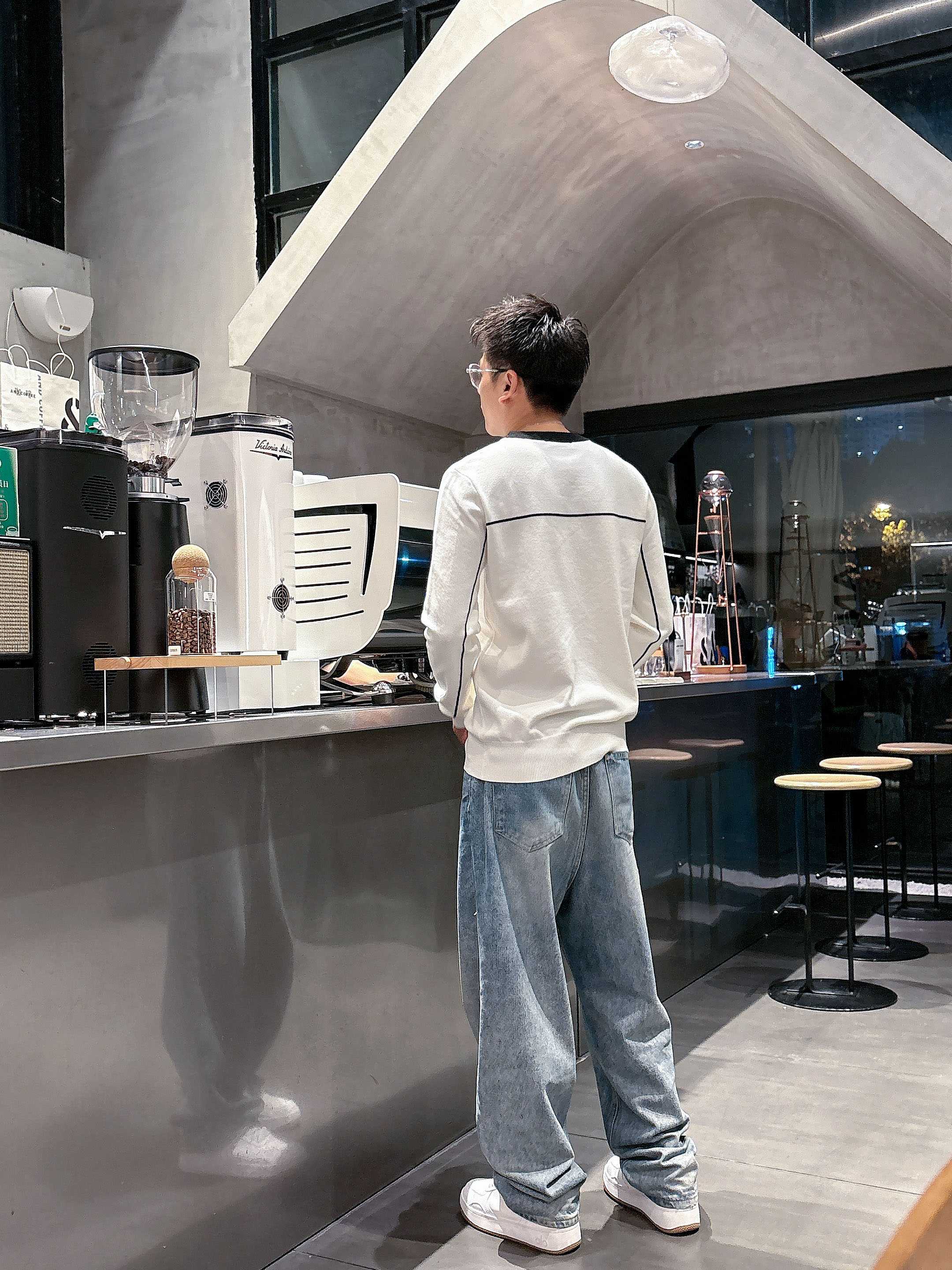 · 迪奥Dior 2025官网秋冬季最新款圆领毛衣，专柜同步在售爆款！特供羊毛混纺面料.手感舒适.可直接